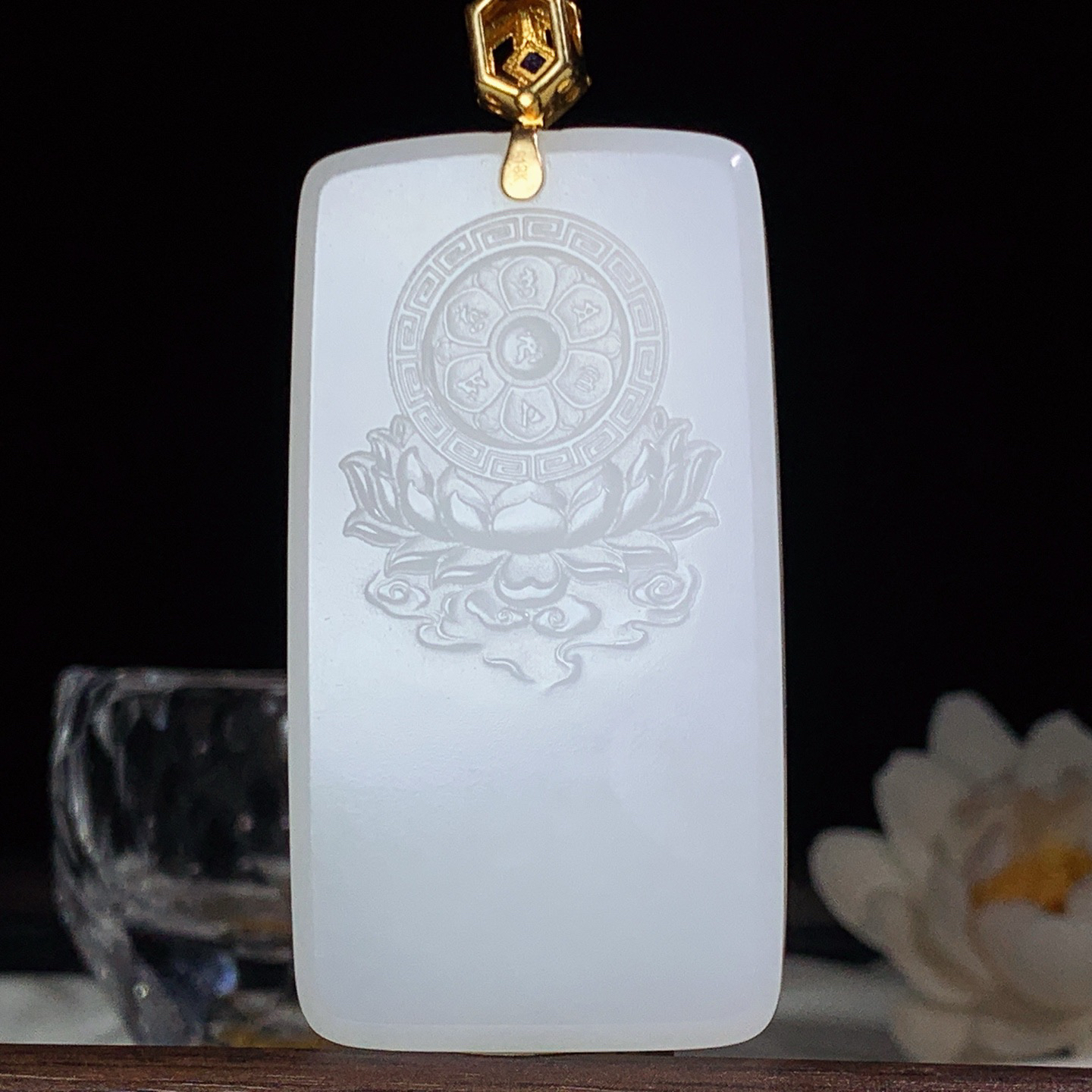 新疆和田玉18k金羊脂白坐莲观音牌挂件 尺寸64/35/11重65.6克，玉质细腻油润 底色纯净 脂粉好，品质好！lt260330