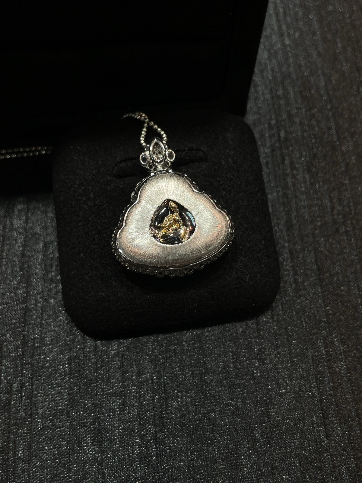 冰种 满色 阳绿 佛公吊坠

18k金配钻镶嵌