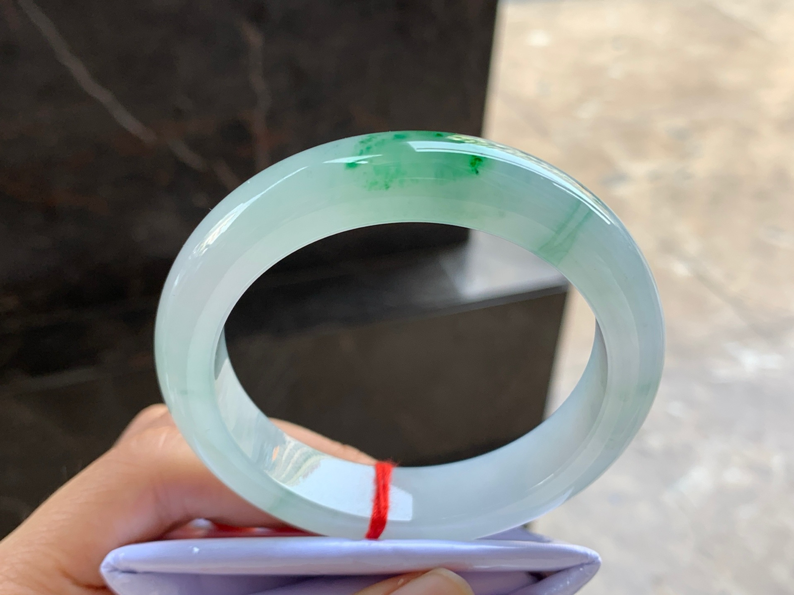 55.5-12.7-8.9

绿花圆条手镯^_^水润冰透