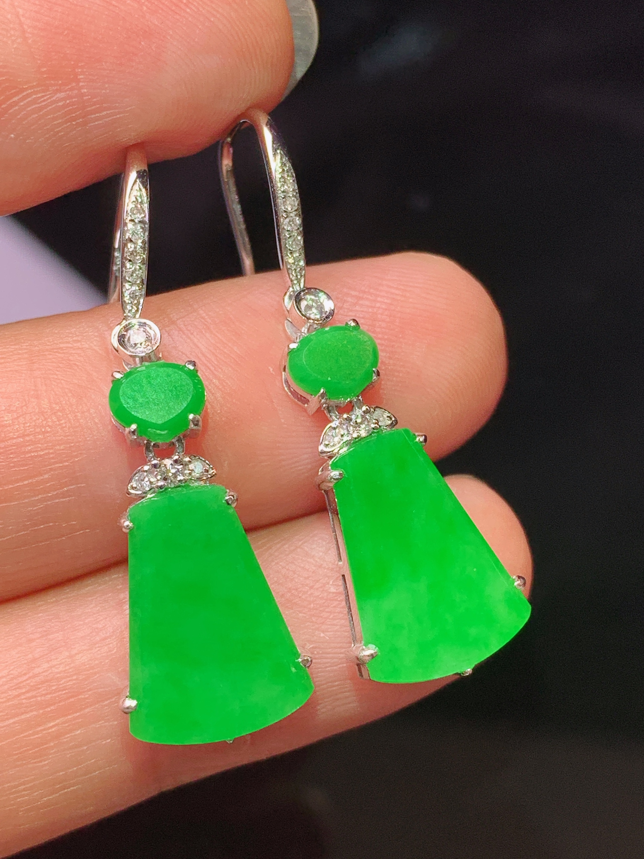 18k金钻镶嵌翠绿无事牌吊坠 玉质细腻 色泽艳丽清新 水润亮眼 整体尺寸34*9.7*4f1