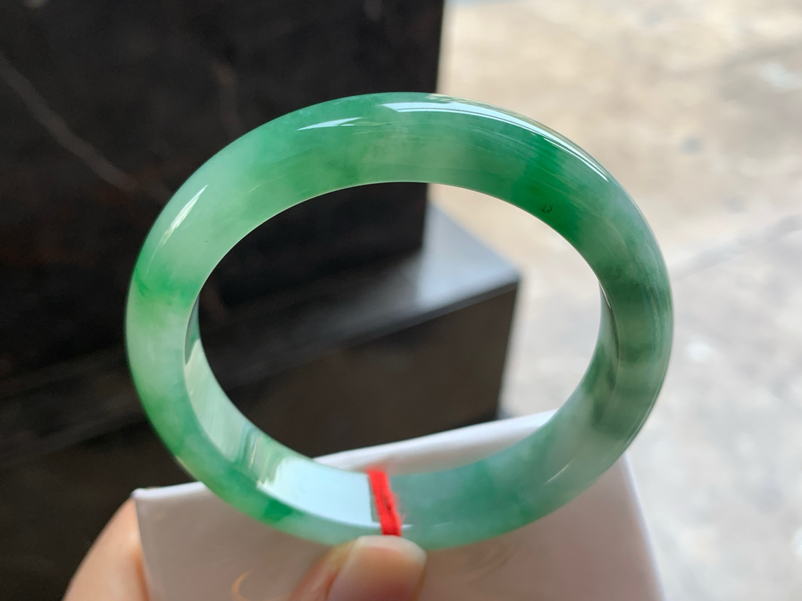 54-11.8-8.6

绿色手镯^_^鲜艳 玉质温润 起光