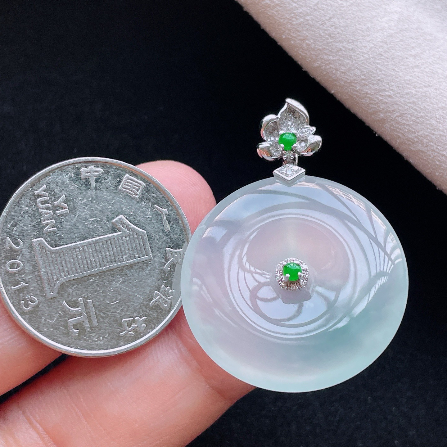 18K 冰种·平安扣

整37.7-27.7-5.1