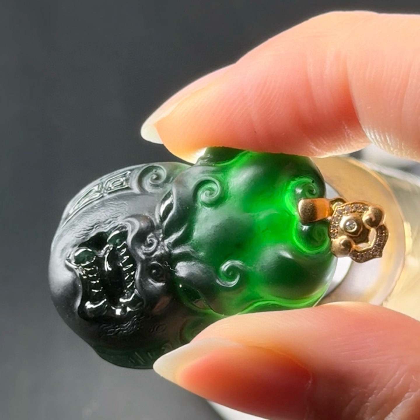 精品18k墨翠瑞兽 种好色正 黑度极好 打灯通透 油性十足 尺寸39.2