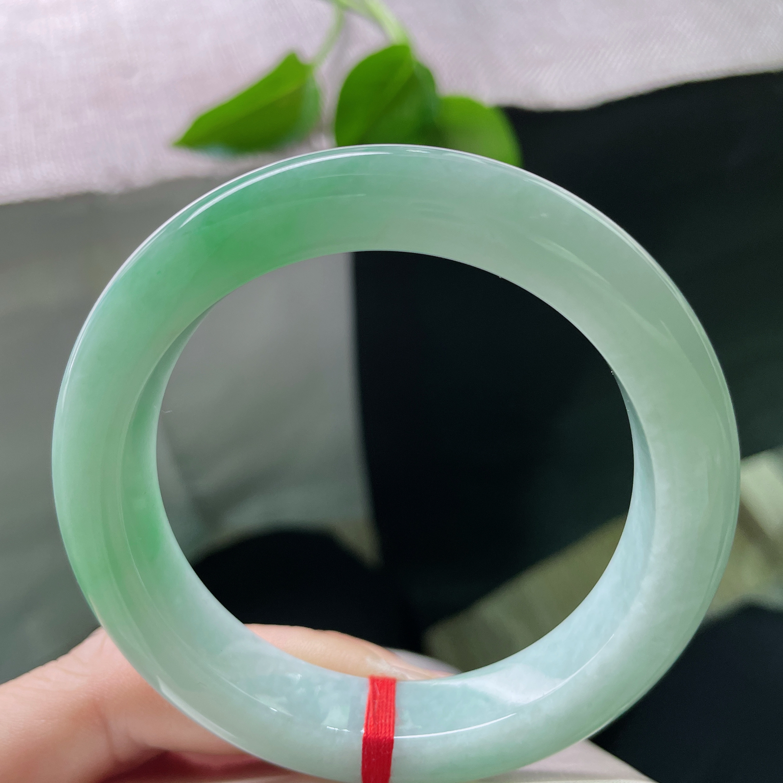 56.1/11.9/9.6，绿底正圈，肉质细腻干净，水头好，种老，佩戴显白，显气质