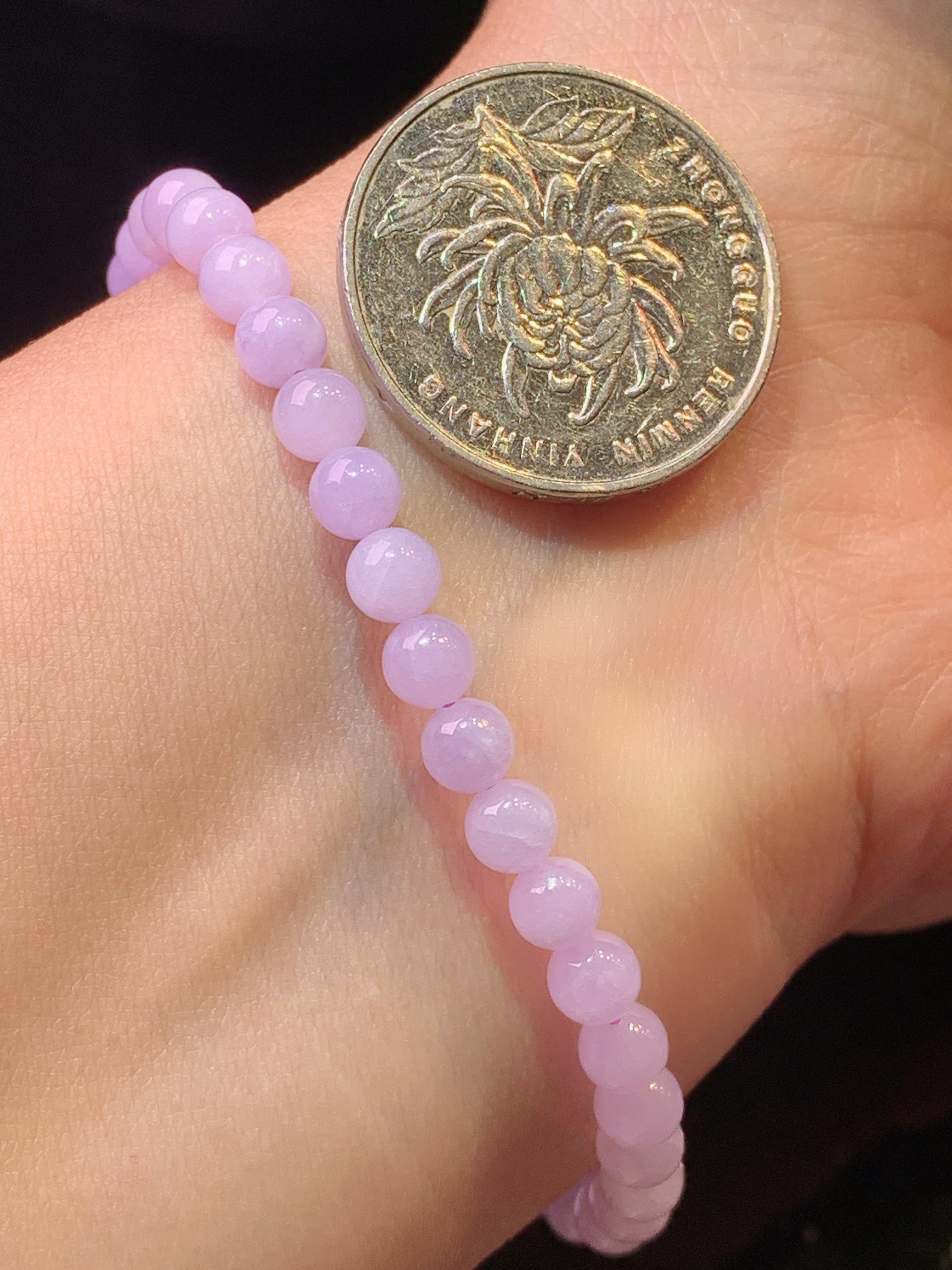 翠绿圆珠手链 玉质细腻 色泽艳丽清新 水润亮眼 整体尺寸4.8m2