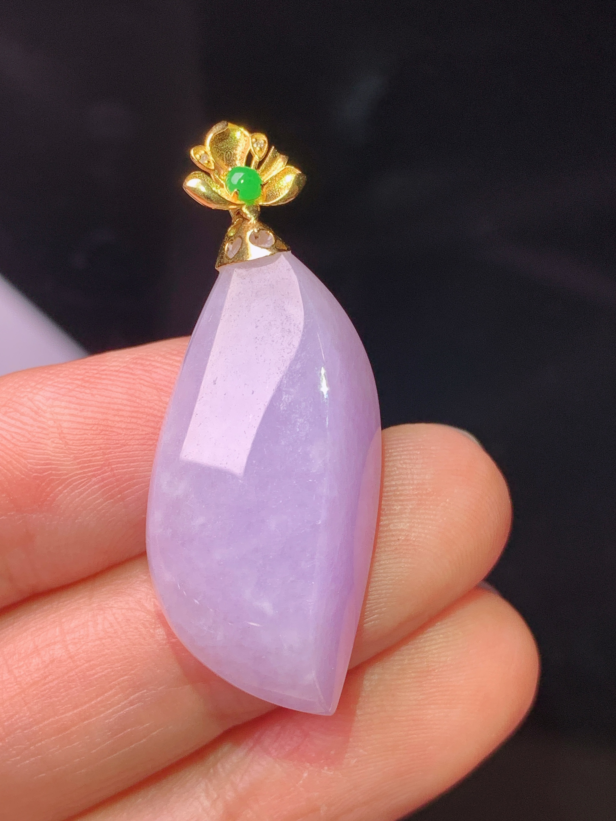 18k金镶嵌紫罗兰随形吊坠 玉质细腻 色泽艳丽清新 水润亮眼 整体尺寸37.5*14.8*9.5yz