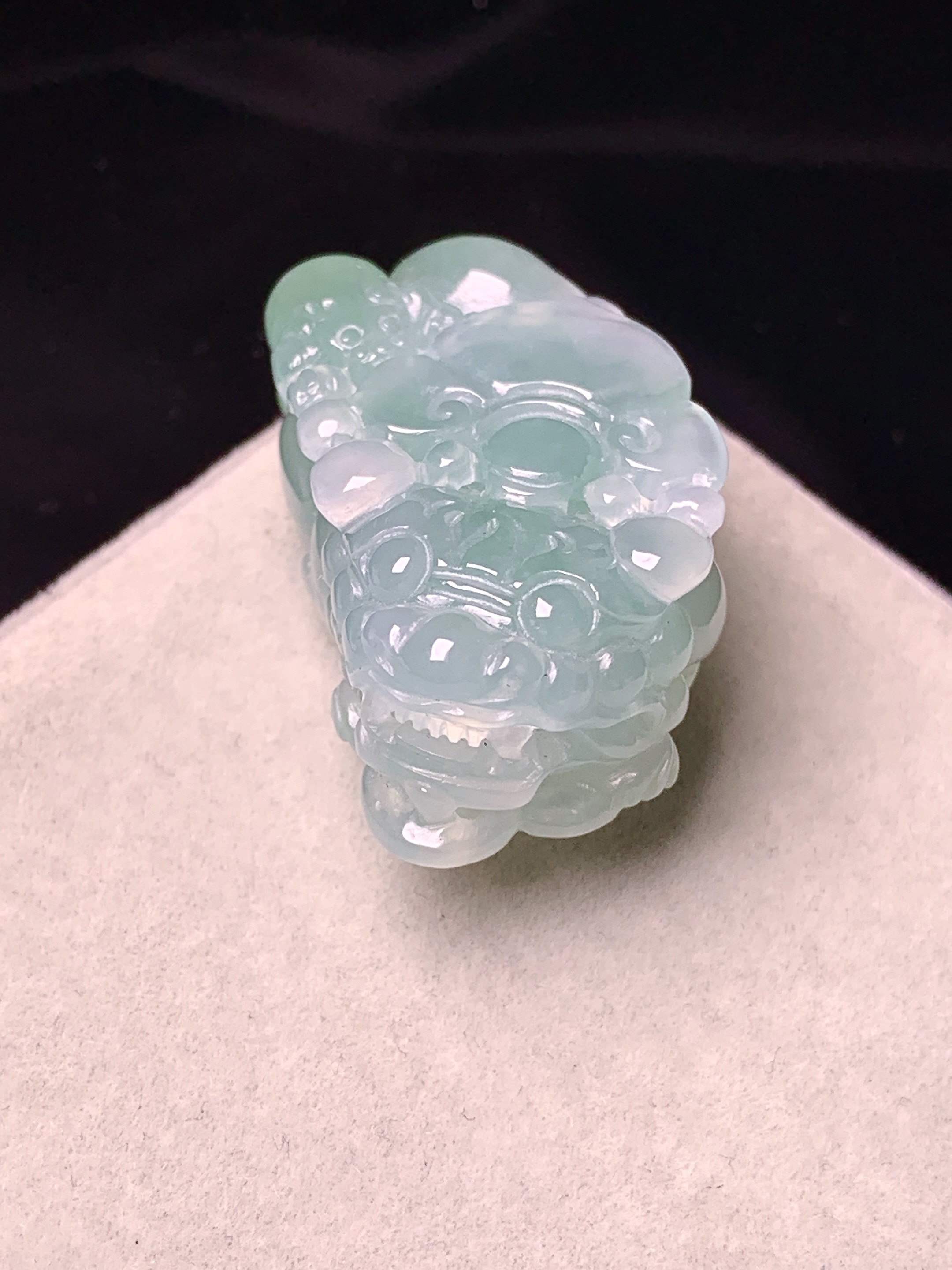 飘绿貔貅吊坠 玉质细腻 色泽艳丽清新 水润亮眼 整体尺寸32.3*18.5*12h3