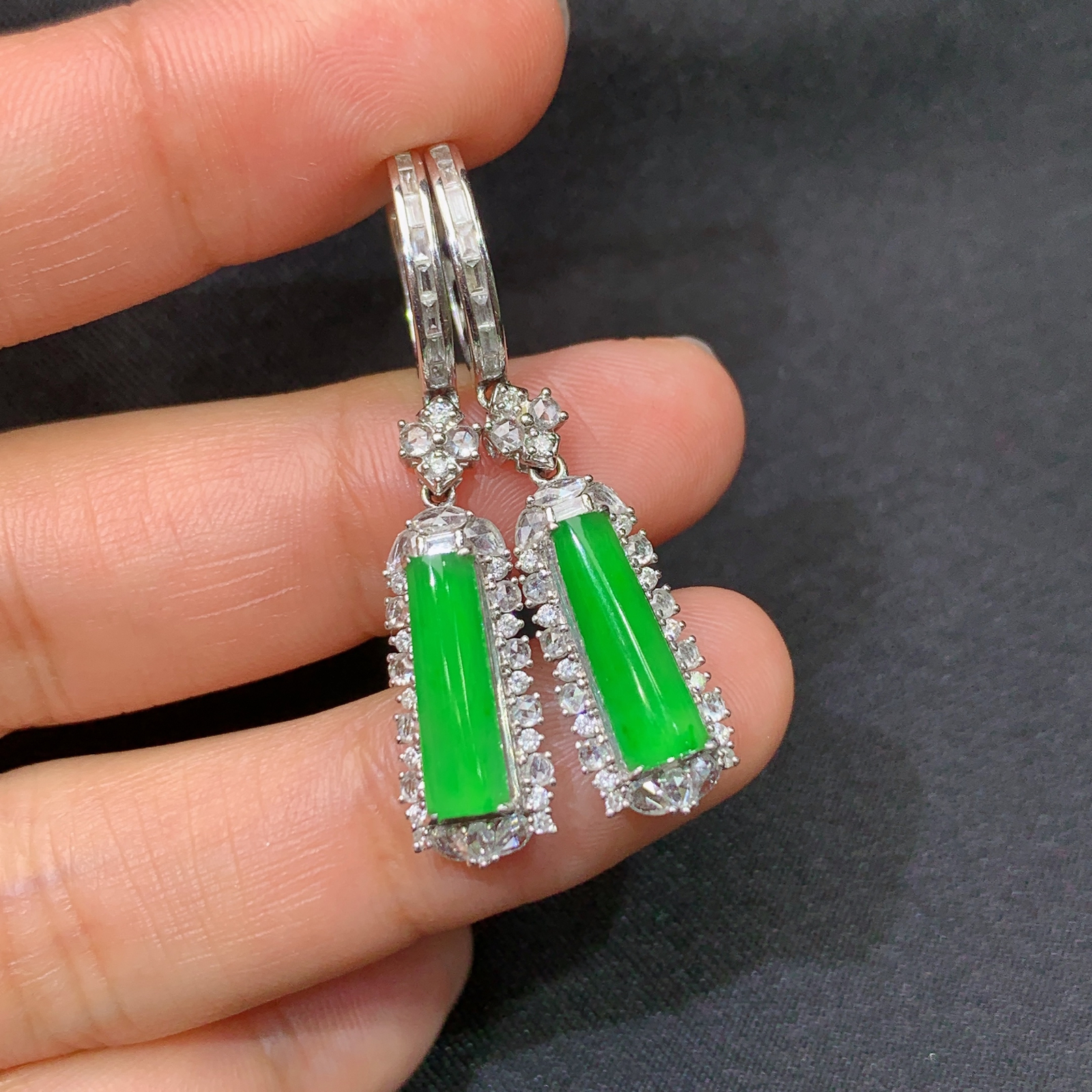 冰阳绿无事牌耳坠，18k金镶嵌，款式新颖，冰润色阳，种水足，Mi 尺寸13.3*4.1*2