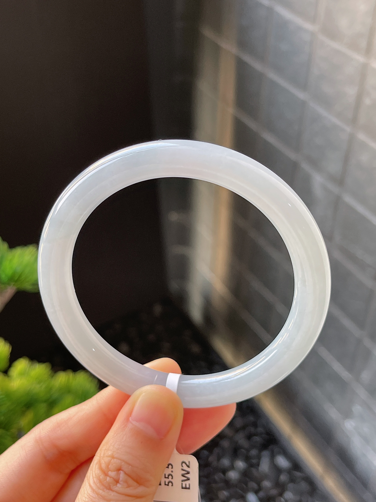 圆镯55.5圈口，翡翠糯化种白色手镯