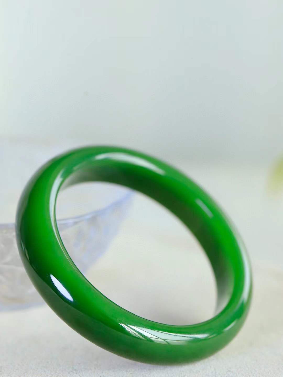 （碧色荡漾.手镯）

收藏级臻品和田玉碧玉手镯，灼灼其华想像靓妆淡伫 ，腕间绿意跳脱冰壶莹，坐间静对，姑射仙姿潇洒处，艳冶最奇料子油润滋腻镯型饱满，手感上佳。重59.3克   内径56.5mm尺寸13.5-8.5mm  24373113T