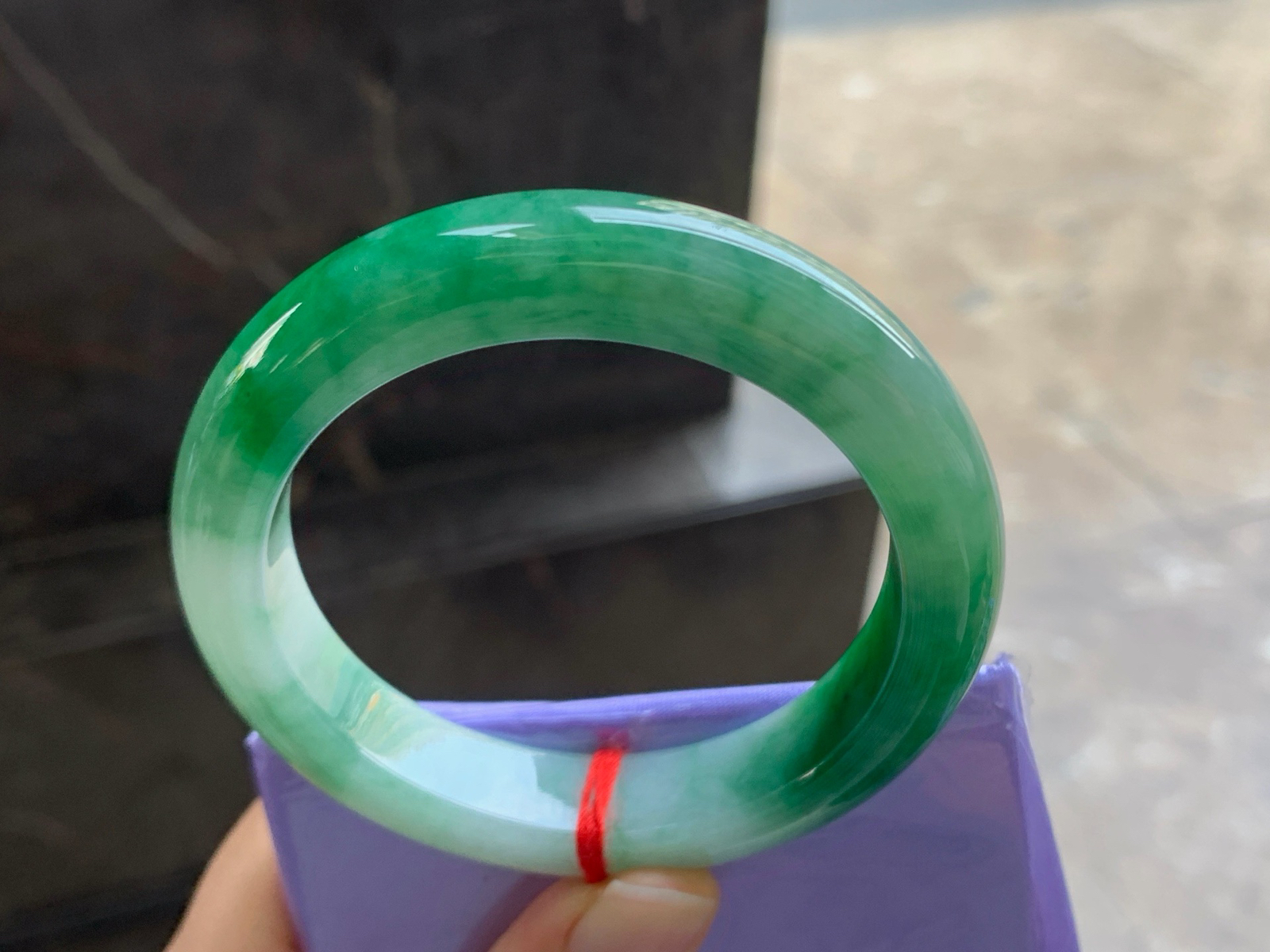 53-11.8-9.1

辣绿色手镯^_^颜色鲜艳 玉质温润