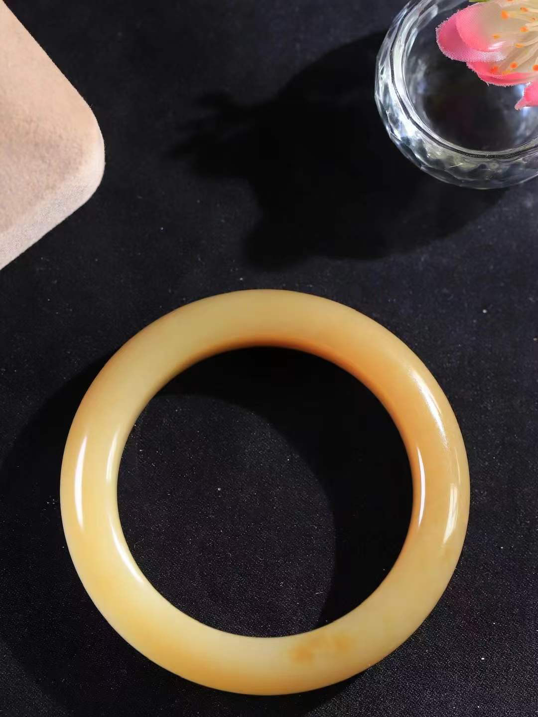 （温柔雅致.手镯）

精品️和田玉糖白玉手镯。镯型饱满，温润细腻，脂润沁香。️执一卷书，沏一盏茶，着一袭裙，戴一只镯。淡淡浅笺，素心若兰，静赏玉中诗画。悠悠岁月，芊手轻摘，盛满诗样芳华。重65克   尺寸52.5-14-10mm    FDL-66363133