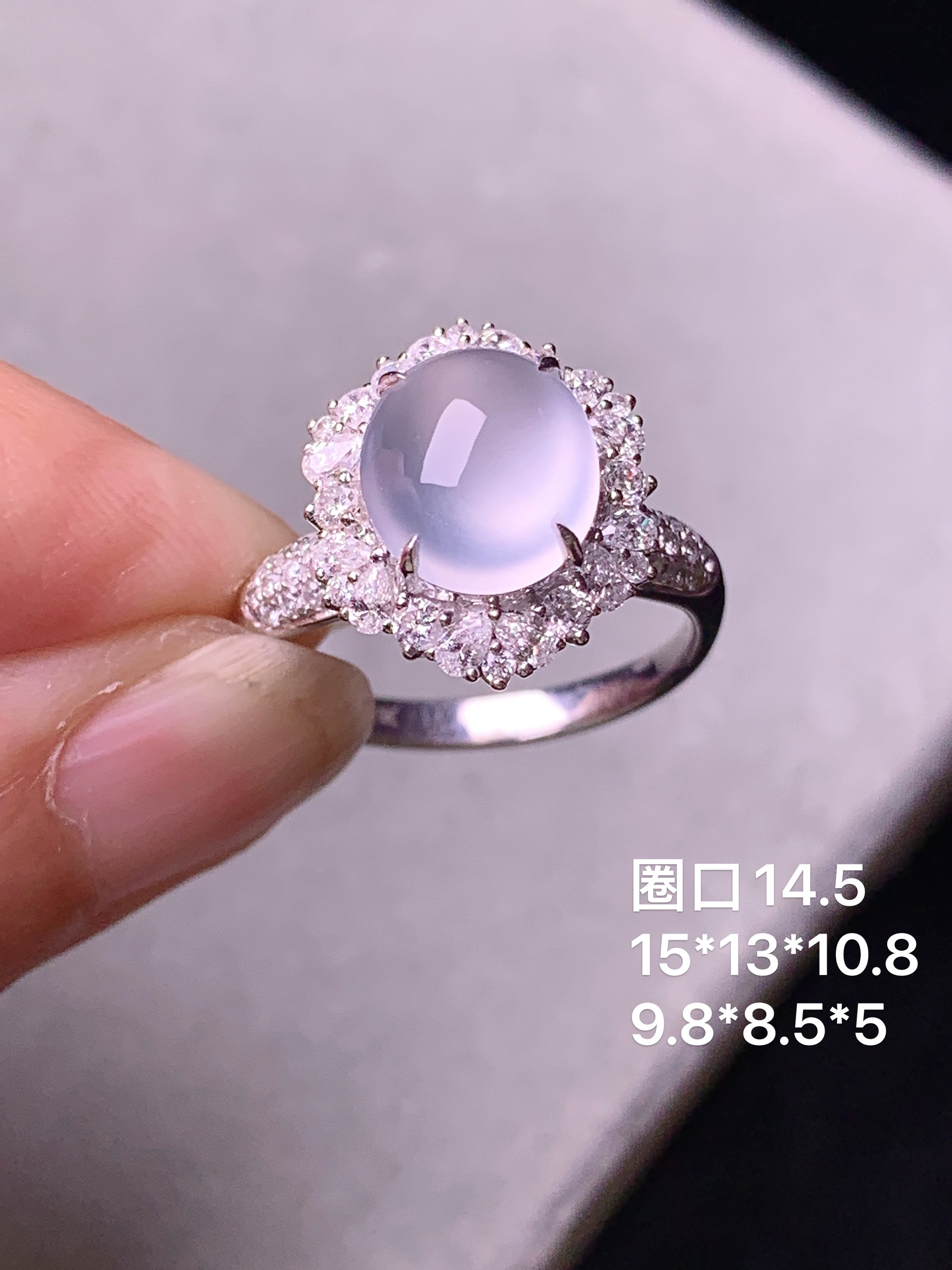 18k金钻镶嵌冰种蛋面戒指 玉质细腻 色泽艳丽清新 水润亮眼 圈口14 整体尺寸15*13*10.8t1