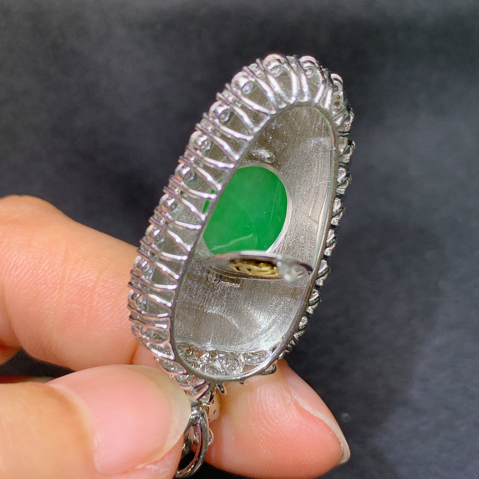 冰阳绿树叶吊坠，18k金镶嵌，冰润色阳，玉质细腻，种水足，尺寸40.8*18.6*8.1 y5