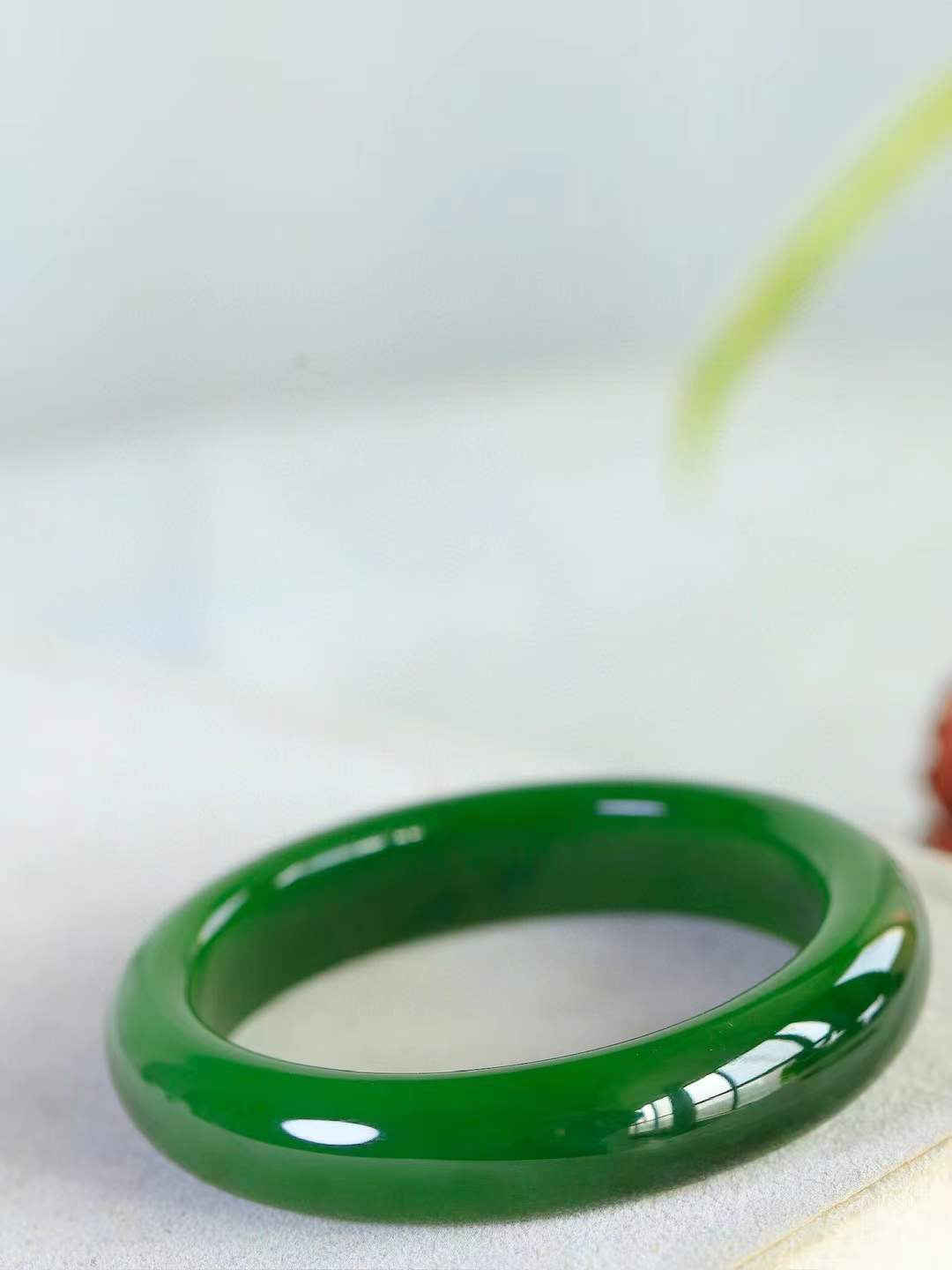 （碧色荡漾.手镯）

收藏级臻品和田玉碧玉手镯，灼灼其华想像靓妆淡伫 ，腕间绿意跳脱冰壶莹，坐间