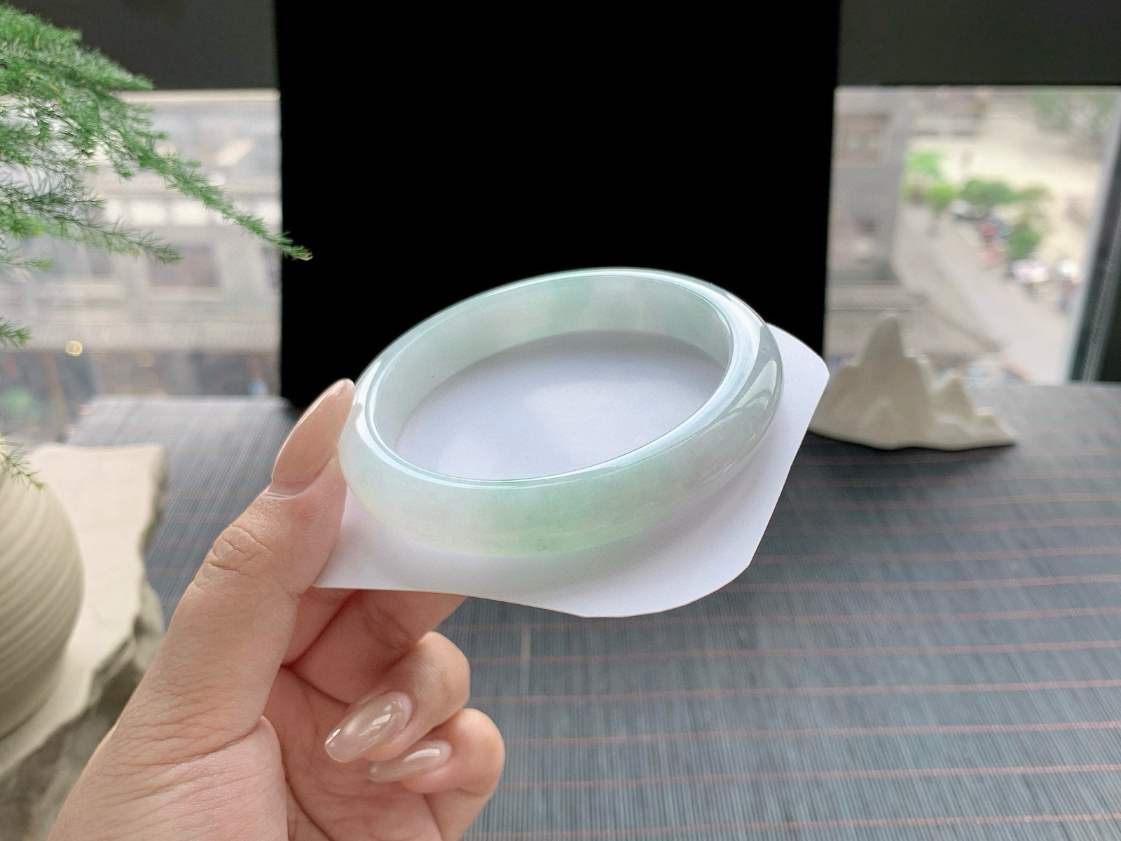 晴底飘绿
尺寸：60.5-11.9-8.6