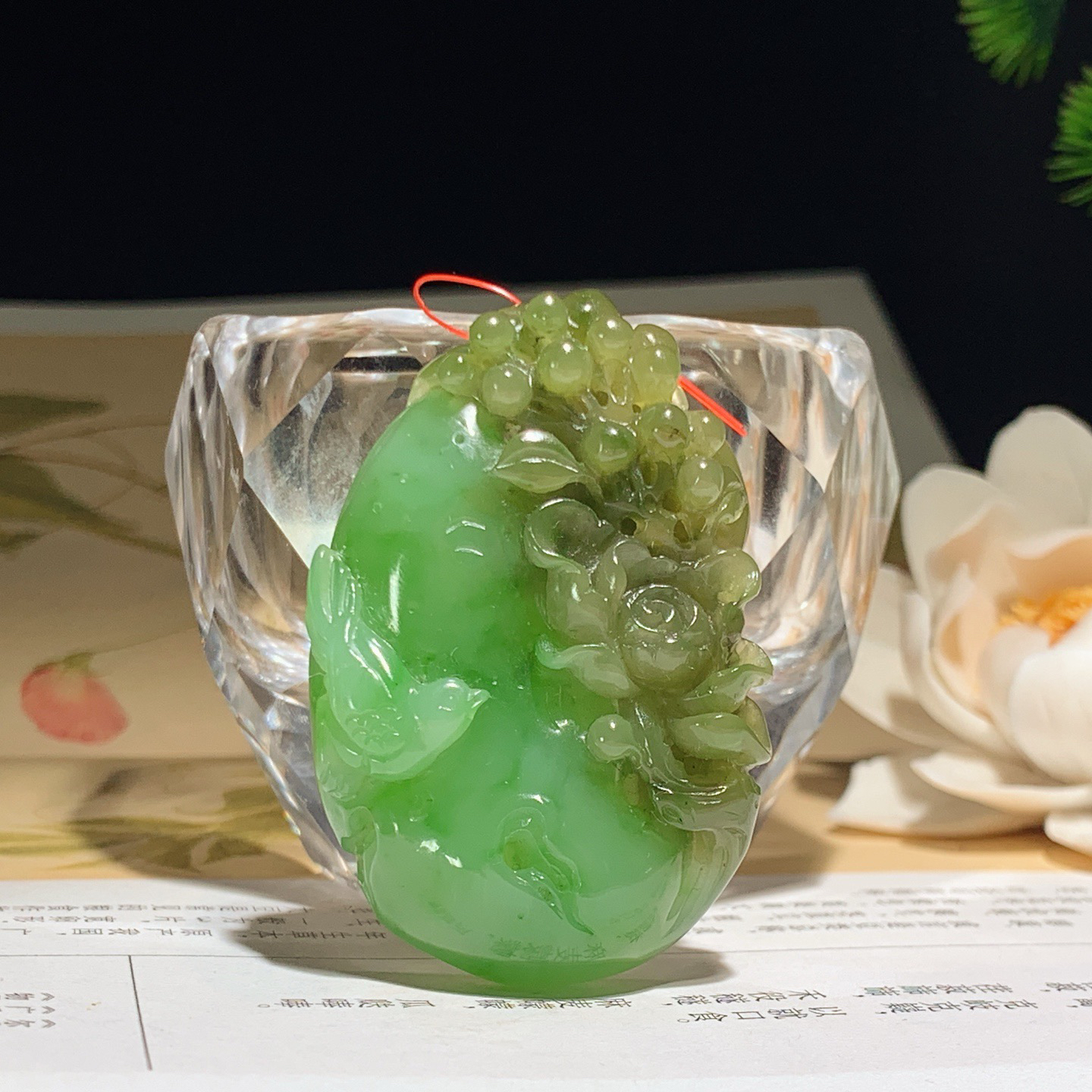 和田玉苹果绿俄罗斯碧玉花开富贵挂件 尺寸50/33/11重31.5克，玉质细腻油润 底色纯净 脂粉好