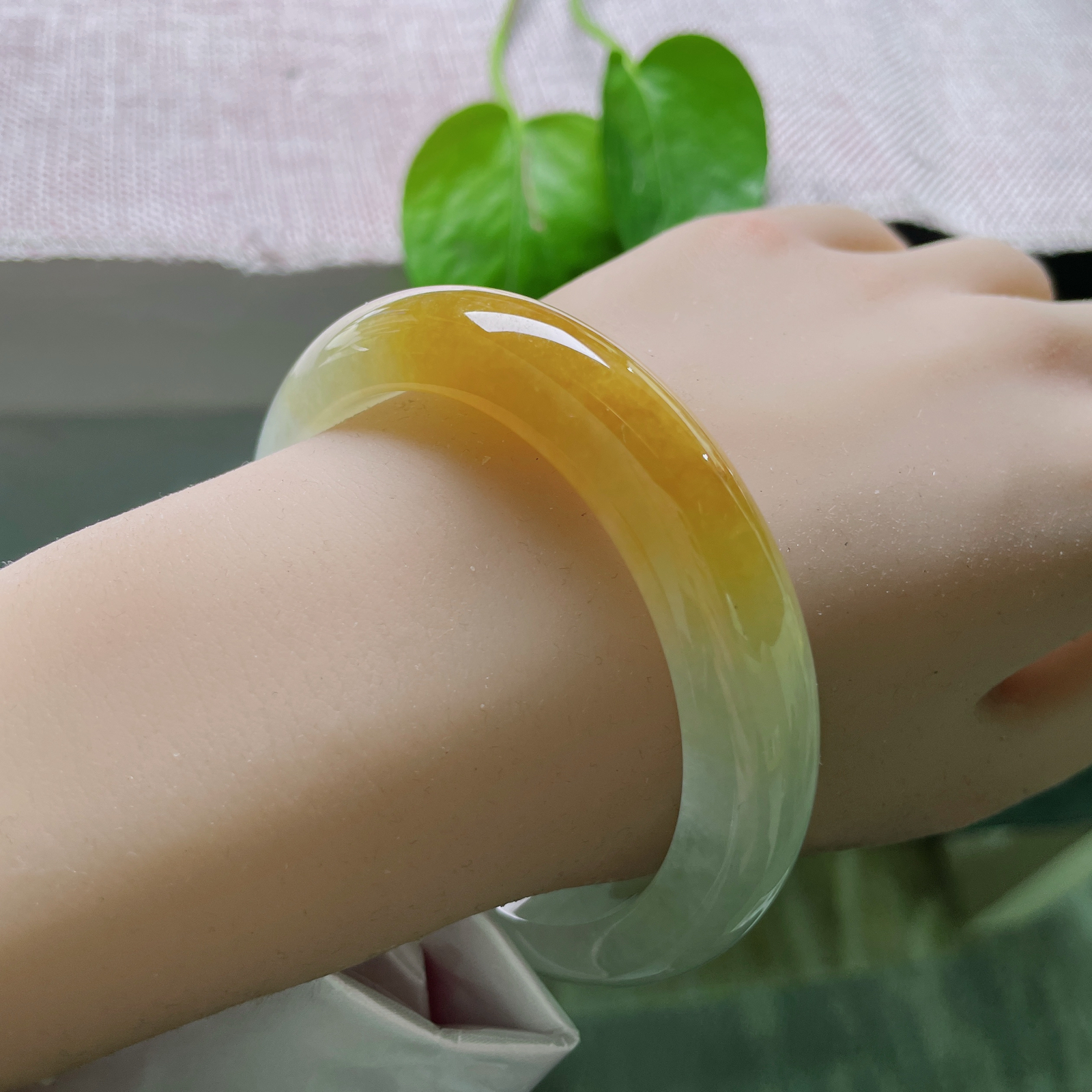 58.3/12.6/9.1黄翡正圈，水润细腻，色泽明艳，古典画意的东方美感