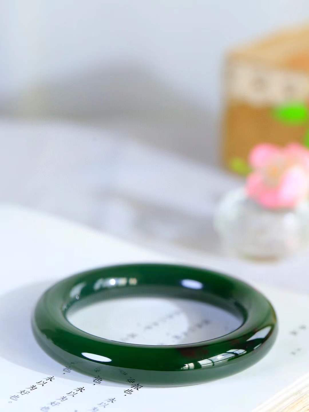 【碧波流转·手镯】

收藏级臻品️和田玉碧玉圆条手镯，玉质细腻温润，手感舒适，️线条流畅，简