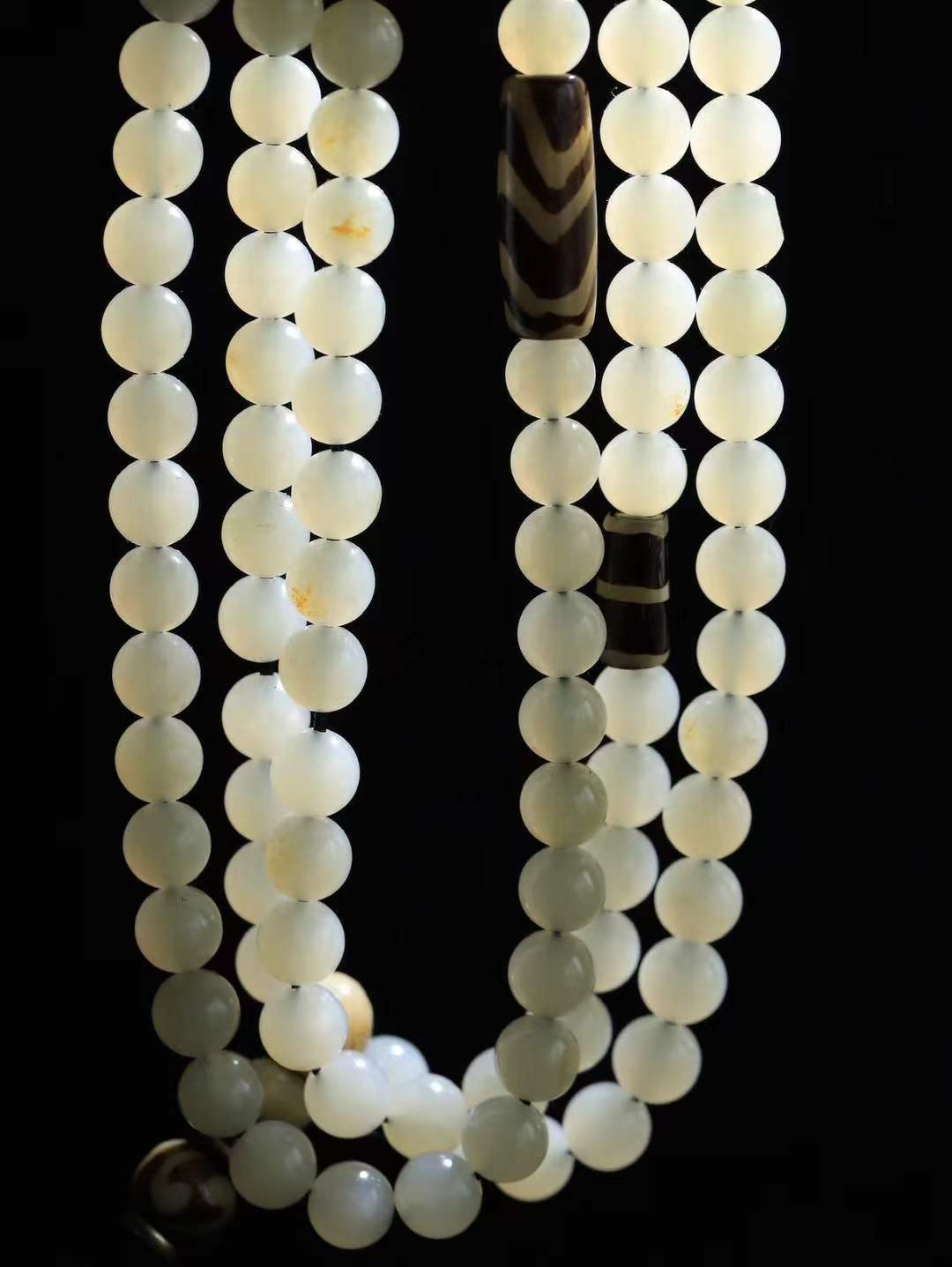 【籽.链.108】

新疆和田籽料圆珠挂链 玉质温润细腻 油性十足 佩戴舒适。珠珠落玉盘，间关莺语花底滑，一生美好时光，无论身在何处，都有它相伴相守。事事顺遂，幸福美满，吉祥如意。重93.7克 尺寸取一8mm FDL-44303133