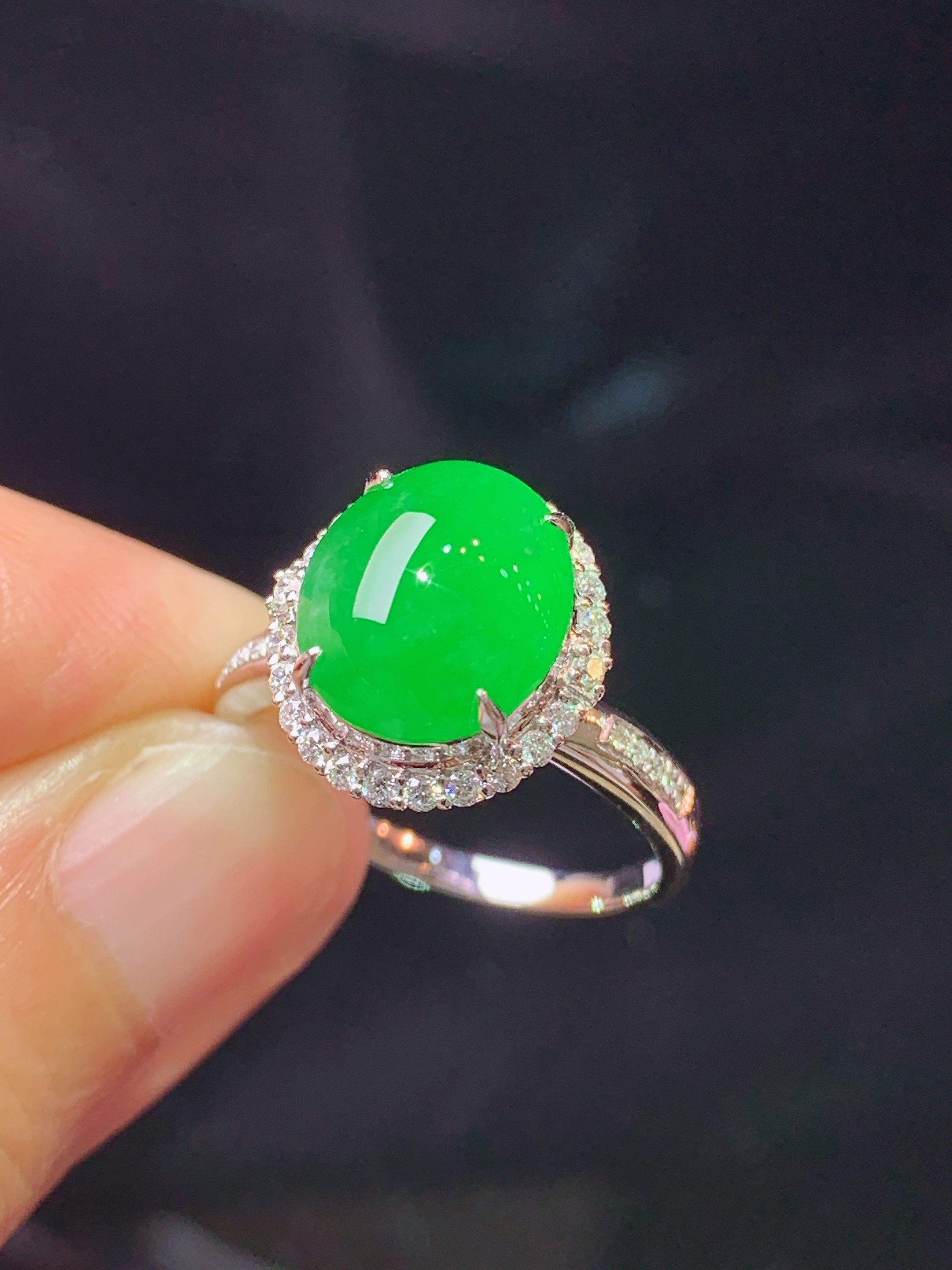 18k金钻镶嵌满绿蛋面戒指 玉质细腻 色泽艳丽清新 水润亮眼 圈口14 整体尺寸13.5*12.6*10f1