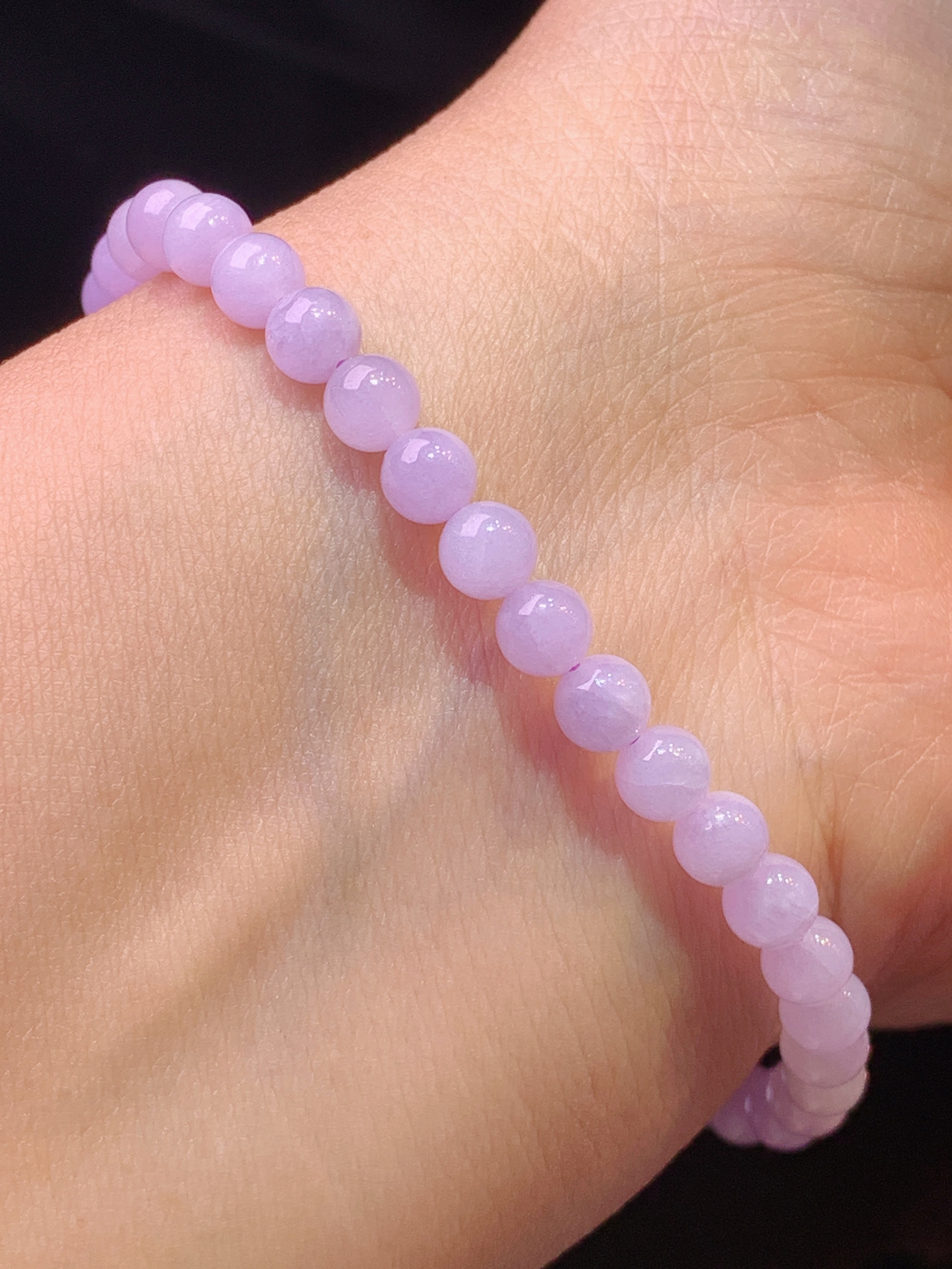 翠绿圆珠手链 玉质细腻 色泽艳丽清新 水润亮眼 整体尺寸4.8m2