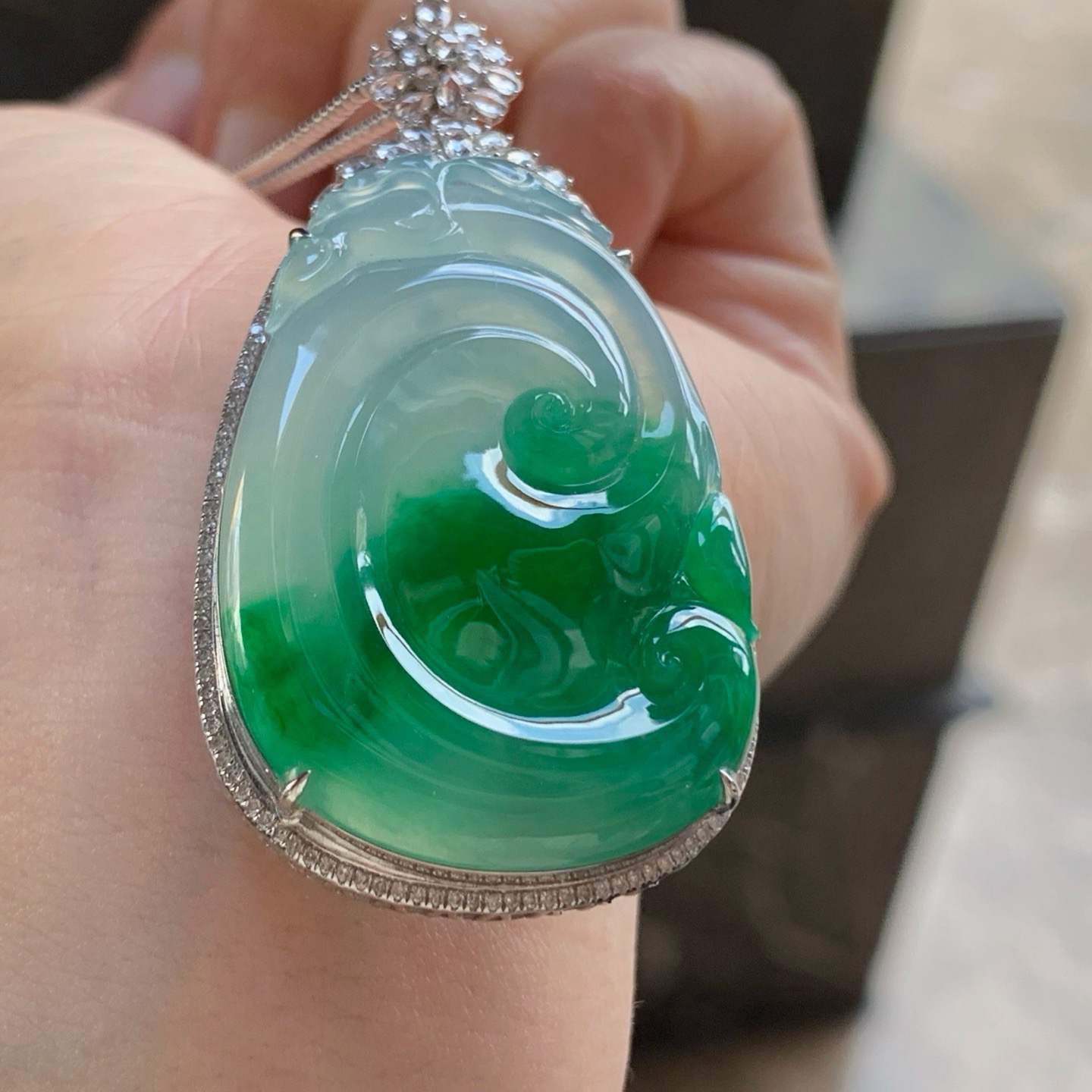 金钻镶嵌辣绿色如意^_^尺寸38.2-25.4-3 50.2-27.2-11.7mm