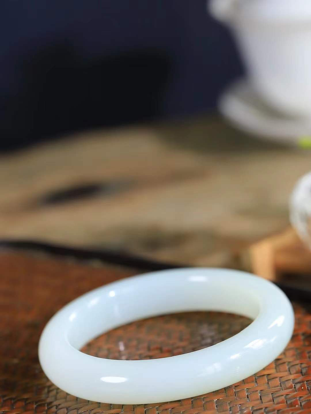 （柔情似水.手镯）

精品和田玉白玉手镯，玉质温润细腻，镯型饱满圆润，优雅知性，姽婳于幽静兮，又婆