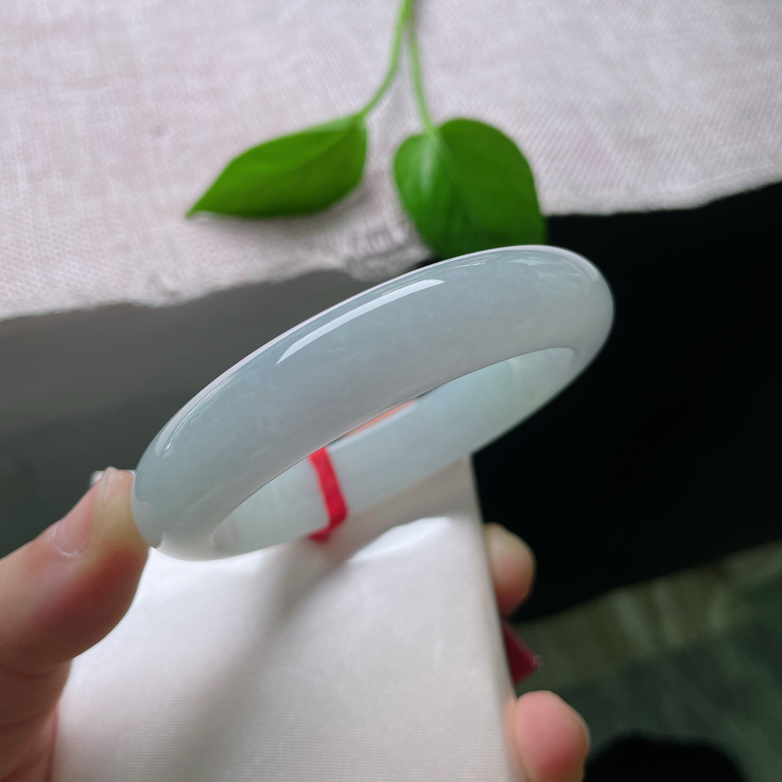 57.4/13.3/9，淡紫淡绿正圈，种老，玉质莹润细腻，把寻常日子都浸得温柔明亮。