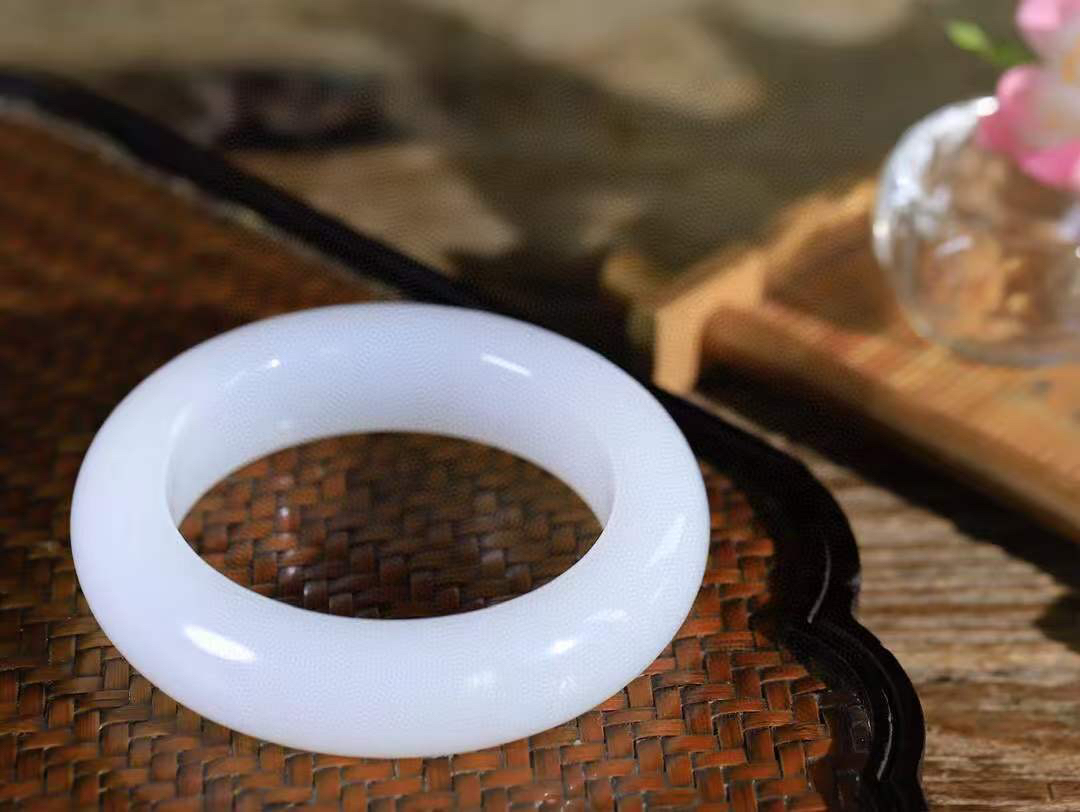 【情有独钟.手镯】

收藏级臻品和田玉白玉手镯 玉质温润细腻 油性十足 手感舒适，高华雅逸，线条流