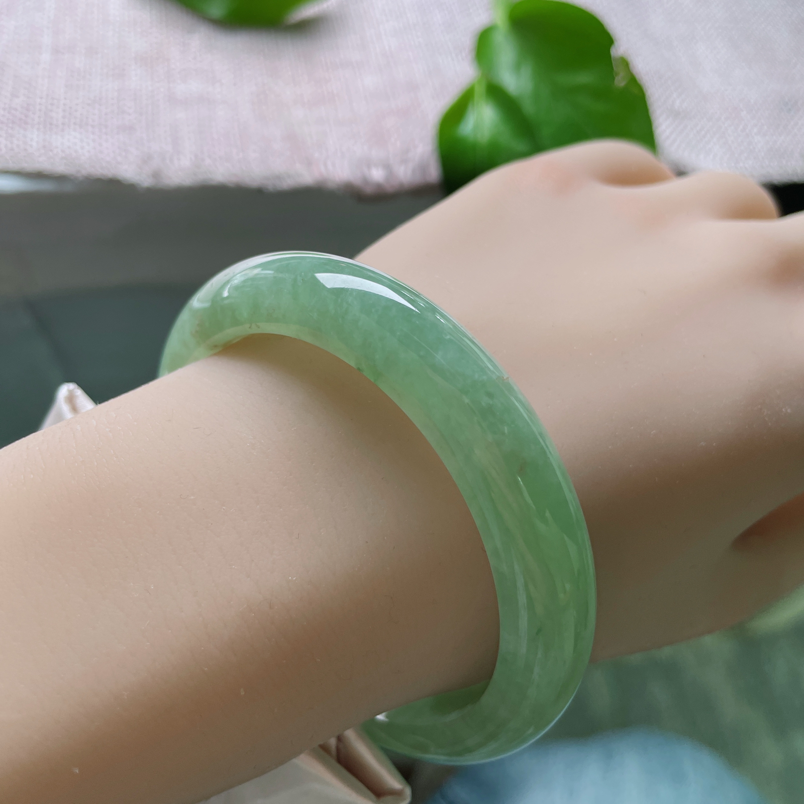 57/12/8.1，湖水绿正圈，水头好，种老，纯绿底色，温润如玉，低调显气质