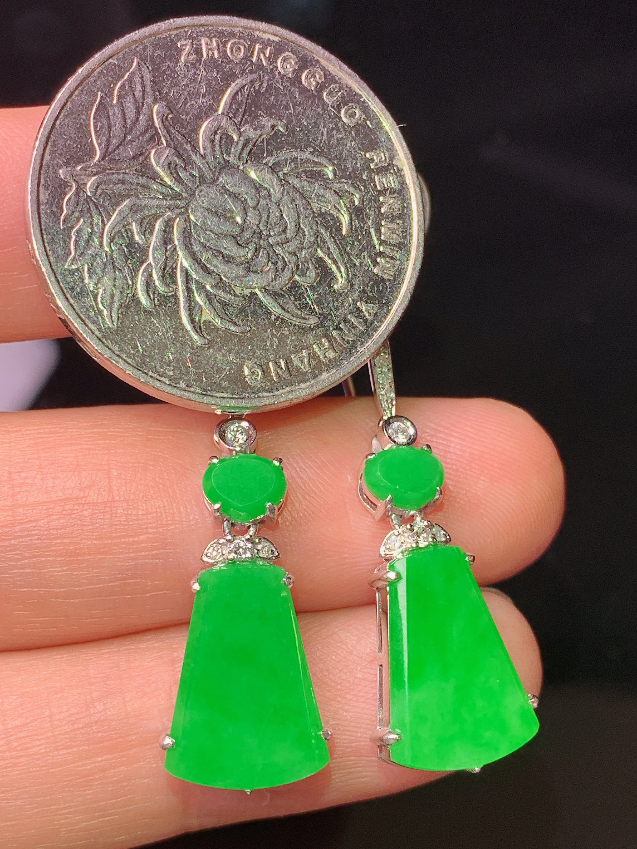 18k金钻镶嵌翠绿无事牌吊坠 玉质细腻 色泽艳丽清新 水润亮眼 整体尺寸34*9.7*4f1