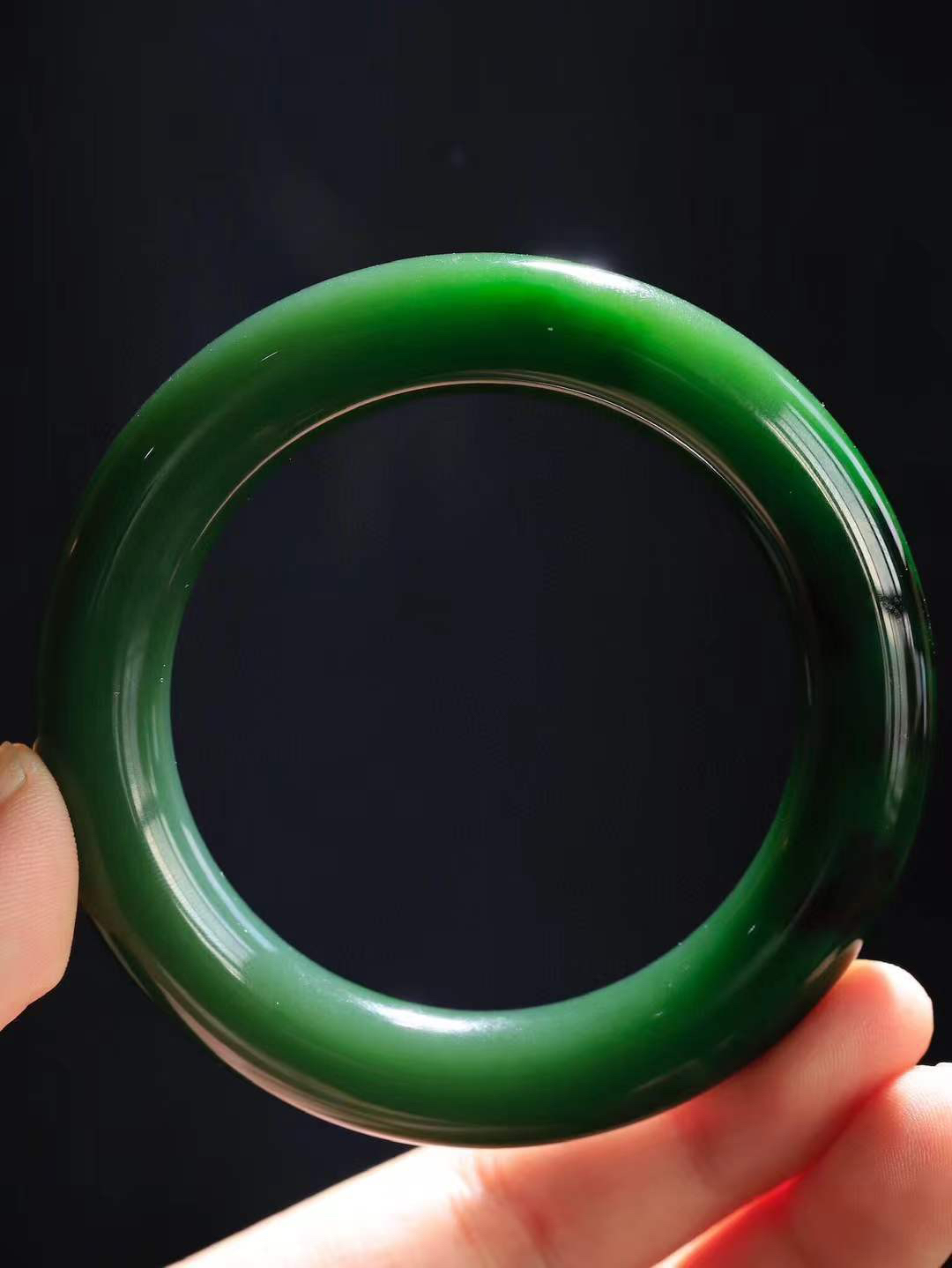 【碧波流转·手镯】

收藏级臻品️和田玉碧玉圆条手镯，玉质细腻温润，手感舒适，️线条流畅，简约大气，美自天成，佩戴于腕间，婉约之美，举手投足间透出那份低调奢华，醉人心扉。
重83.5克 内径圈口56.5mm  尺寸12.6-12.5mm  FDT-11303133