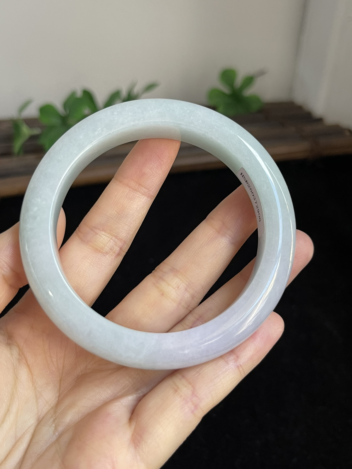 正圈57圈口，翡翠糯化种淡绿色手镯