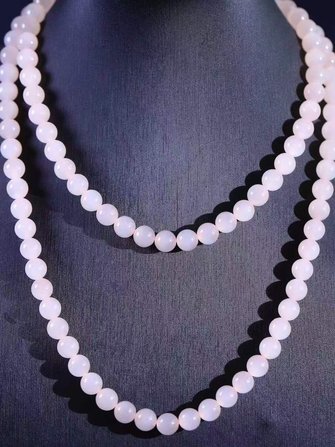 【珠圆玉润.项链】

精品和田玉藕粉珠圆玉润项链 玉质温润细腻  整串打磨圆润，佩戴舒适。珠珠落玉盘，间关莺语花底滑，一生美好时光，无论身在何处，都有它相伴相守。事事顺遂，幸福美满，吉祥如意。重80.2克 尺寸取一8mm  79353078T