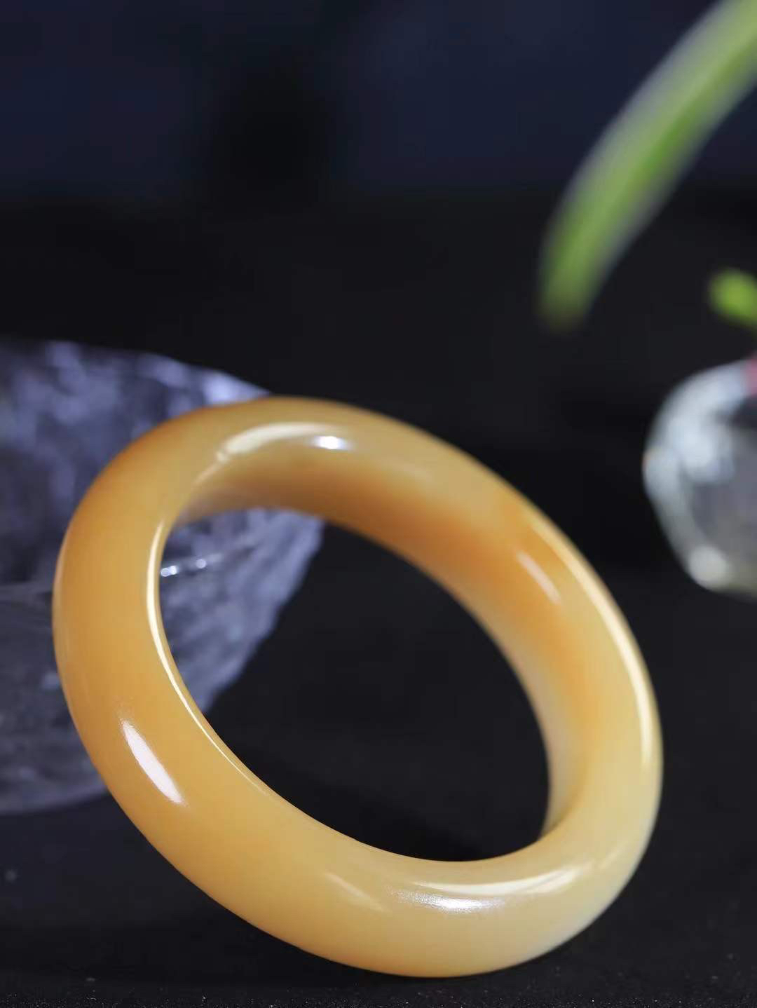 （温柔雅致.手镯）

精品️和田玉糖白玉手镯。镯型饱满，温润细腻，脂润沁香。️执一卷书，沏一