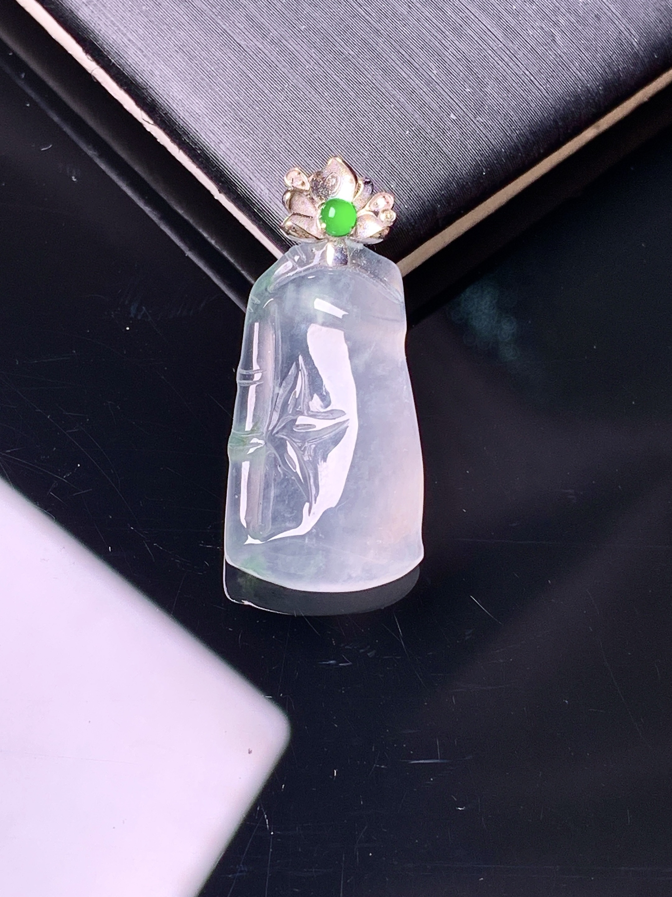 18k金镶嵌冰种竹节吊坠 玉质细腻 色泽艳丽清新 水润亮眼 整体尺寸26.6*12*5x5