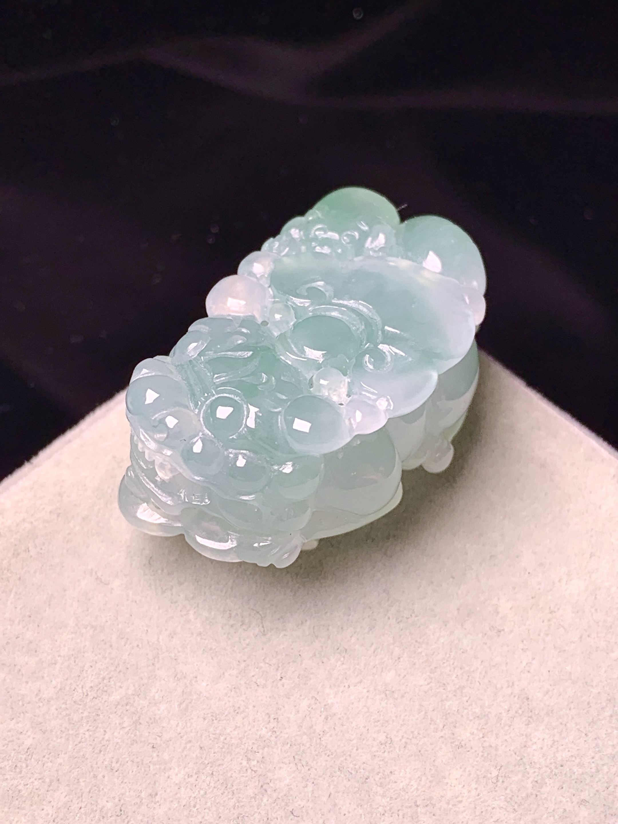 飘绿貔貅吊坠 玉质细腻 色泽艳丽清新 水润亮眼 整体尺寸32.3*18.5*12h3