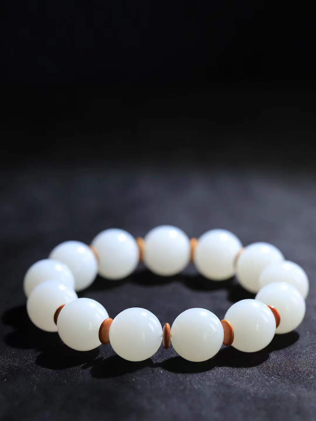 【珠圆玉润.手串】

收藏级臻品️和田玉白玉珠圆玉润手串 玉质温润细腻  整串打磨圆润，佩戴舒适。珠珠落玉盘，间关莺语花底滑，一生美好时光，无论身在何处，都有它相伴相守。事事顺遂，幸福美满，吉祥如意。重84.5克 尺寸取一16.2mm  FDA-22362533