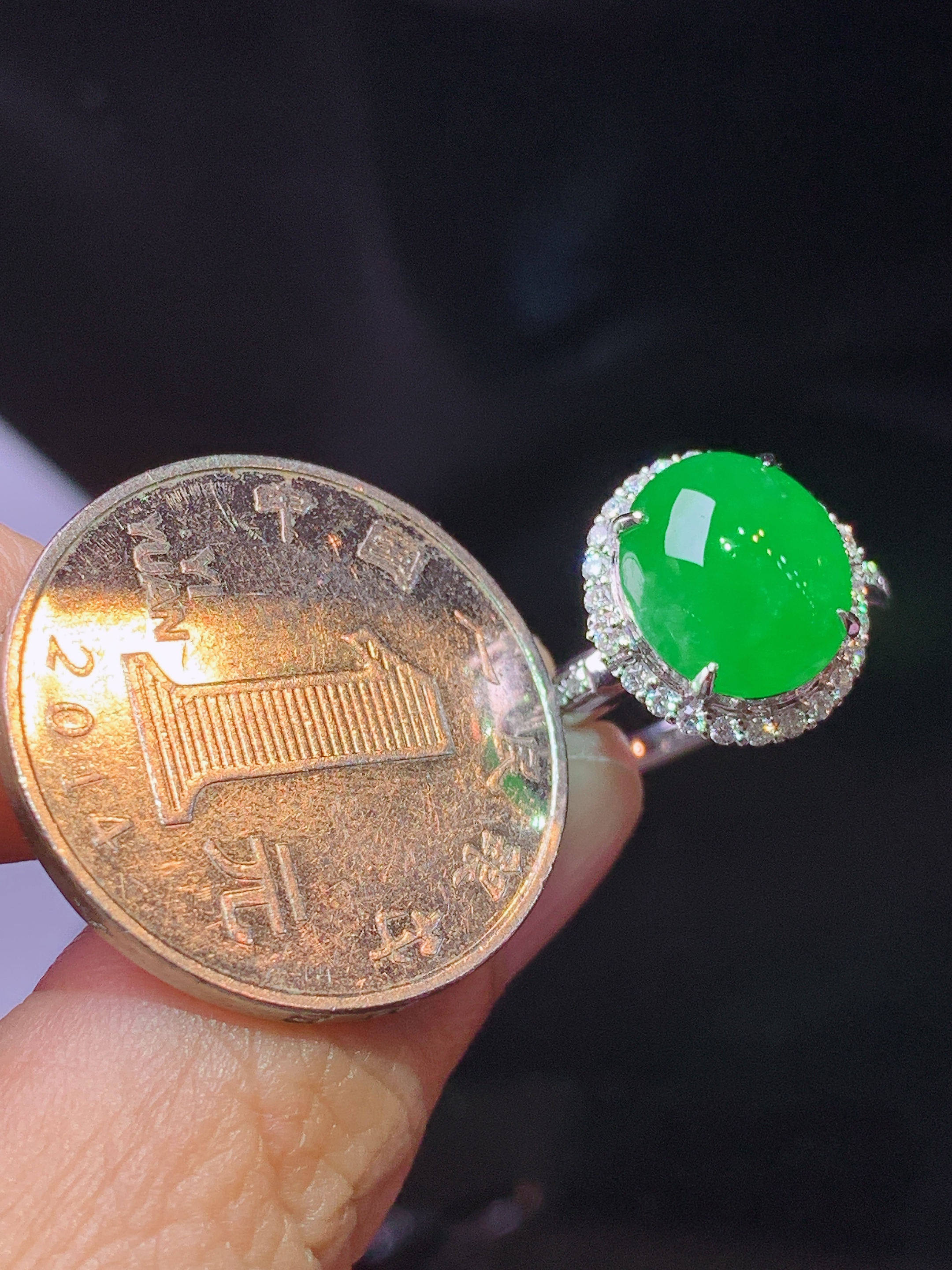 18k金钻镶嵌满绿蛋面戒指 玉质细腻 色泽艳丽清新 水润亮眼 圈口14 整体尺寸13.5*12.6*10f1