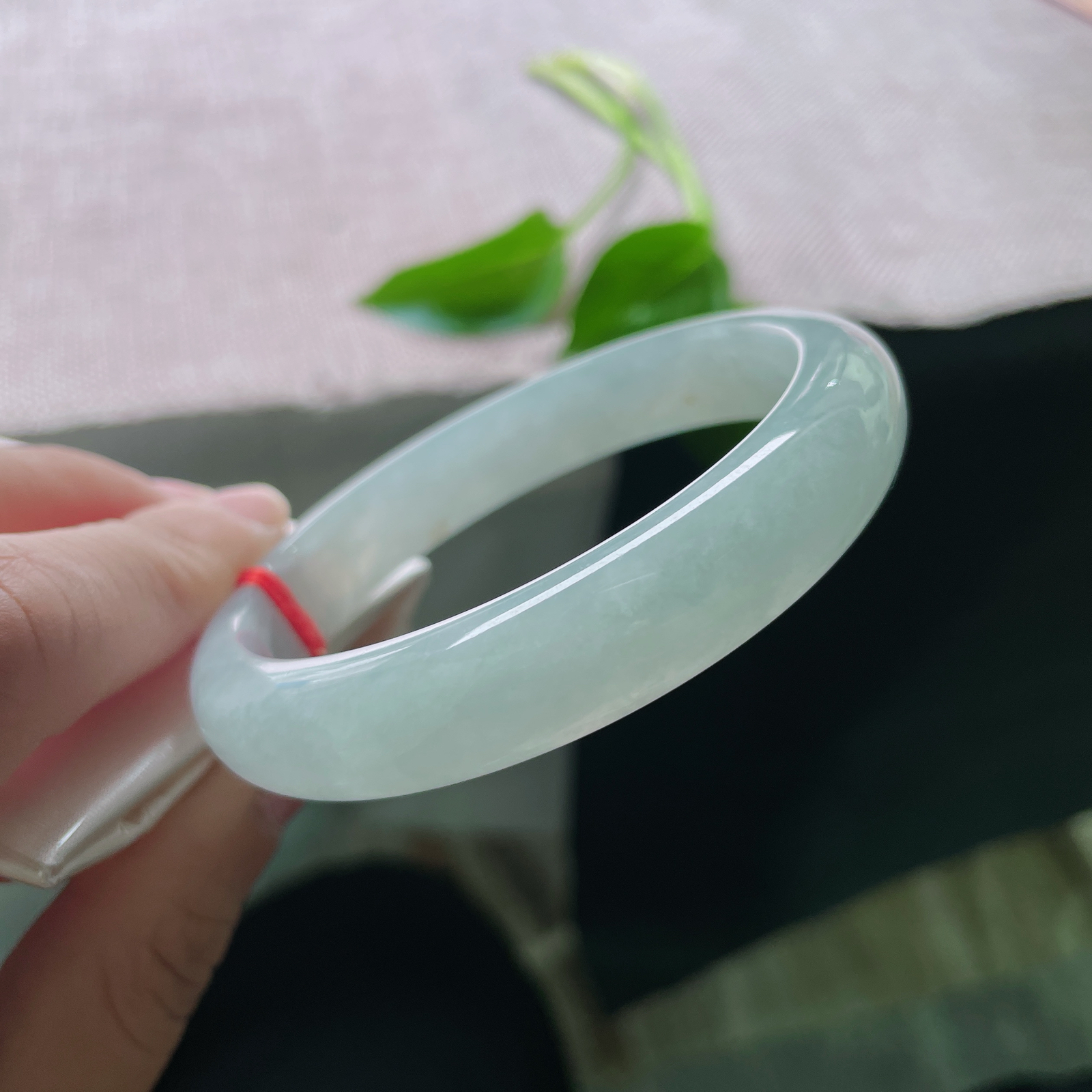 58.2/11.8/7.6，蓝底正圈，一汪晴水蓝，圈住腕间的整片天空与海。