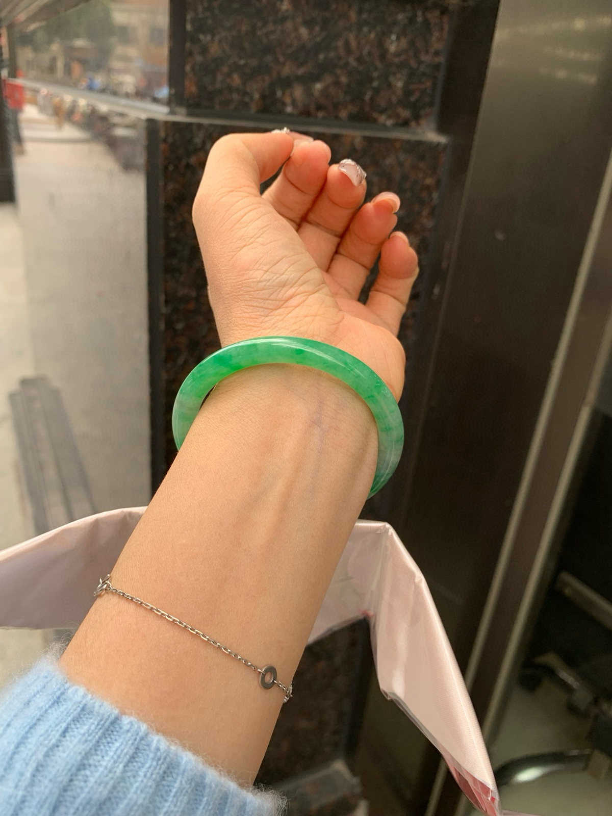 阳绿花美人条52.3-7.2-7.1底妆细腻，满圈阳绿飘花，鲜艳青翠，色泽均匀分布，举手投足之间散发