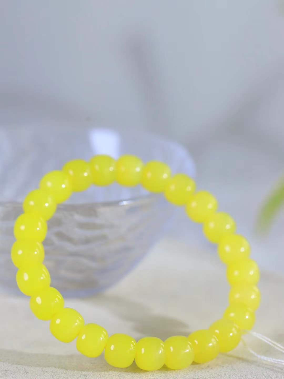 （老型珠.手串）

精品️和田玉鸡油黄老型珠手串，也可做手持，玉质细腻油润 饱满光滑 质朴无华，悠远简单，人心境界远，百世修炼深，心灵常驻善意持，觉悟人生百世修。重26.6克    尺寸取一7.8-8.9mm    54303101L