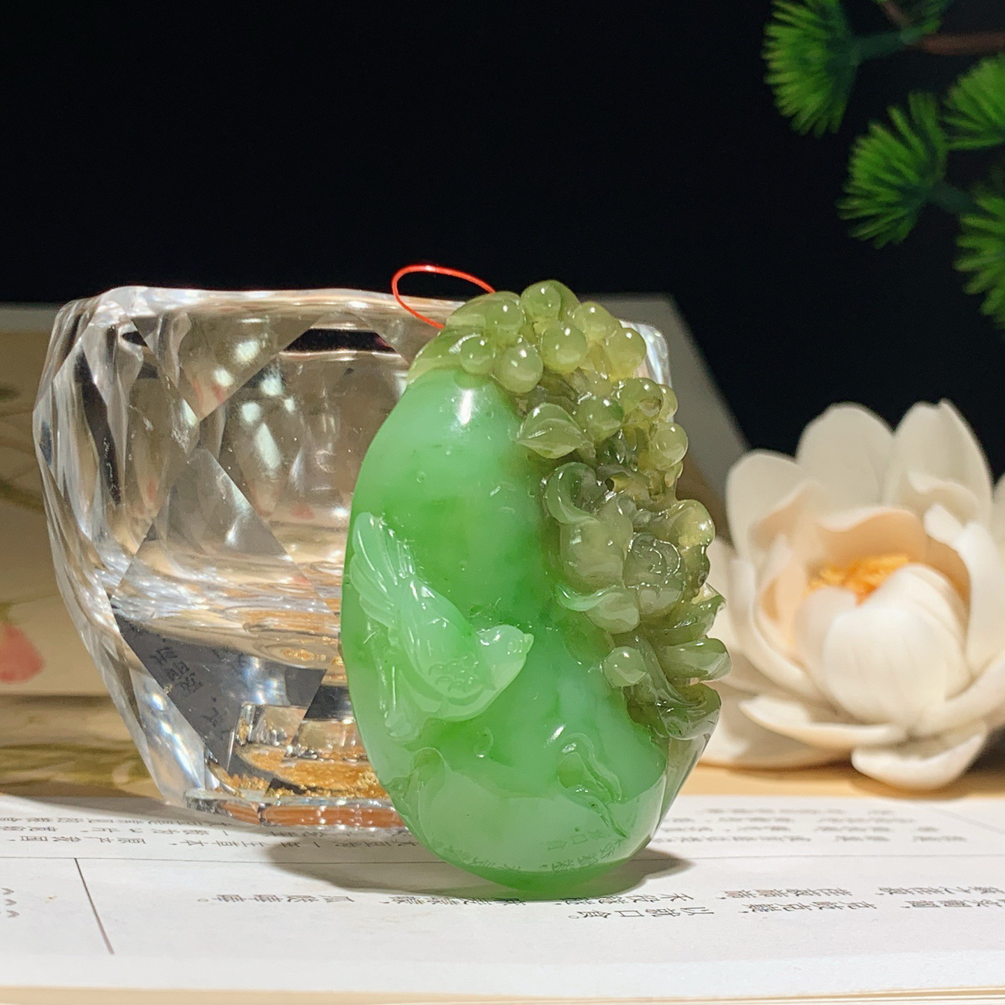 和田玉苹果绿俄罗斯碧玉花开富贵挂件 尺寸50/33/11重31.5克，玉质细腻油润 底色纯净 脂粉好