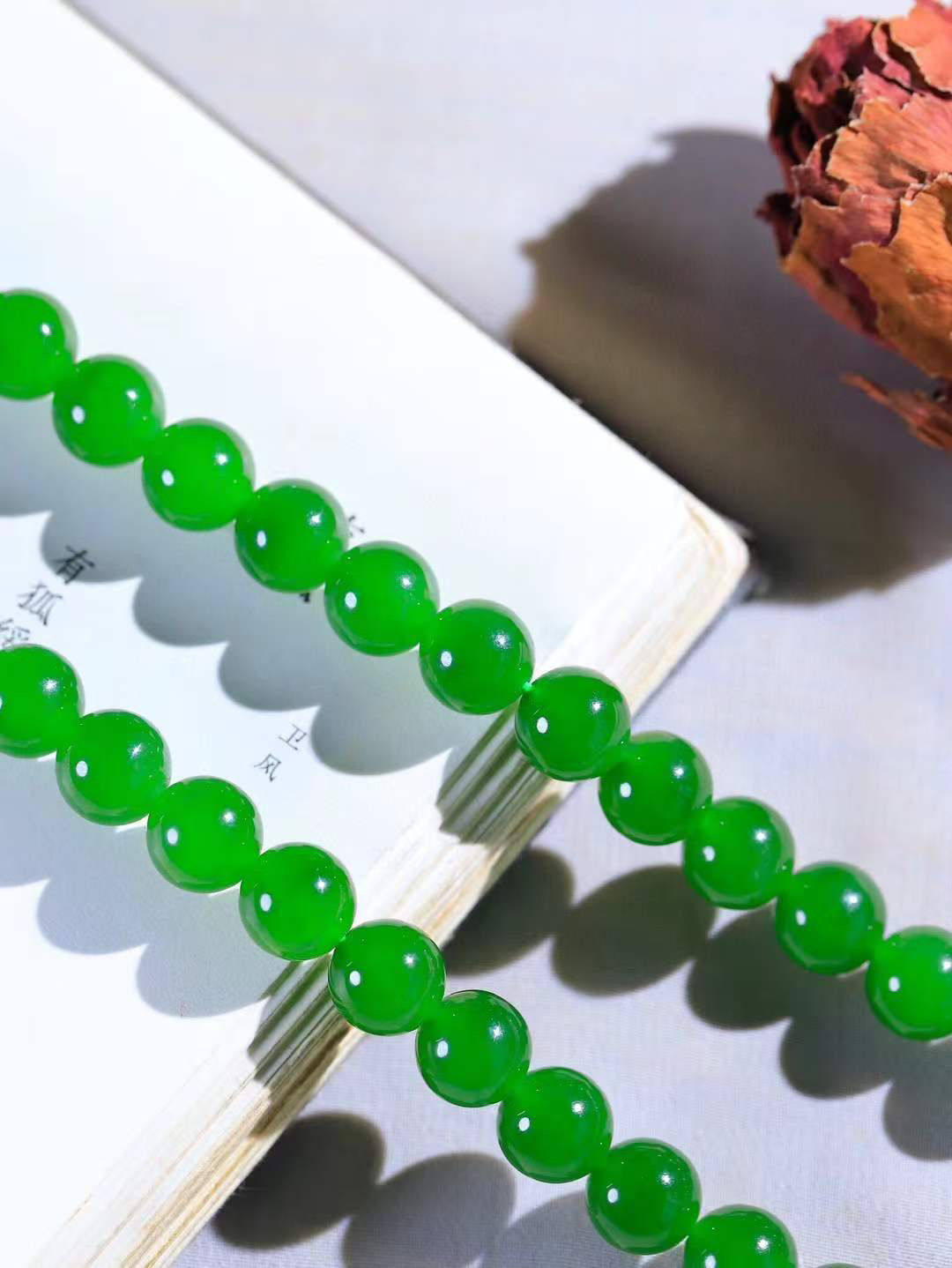 【珠圆玉润.项链】

精品和田玉碧玉珠圆玉润项链。这串碧玉项链垂落颈间，如把一汪春山绿意轻挽在身。玉