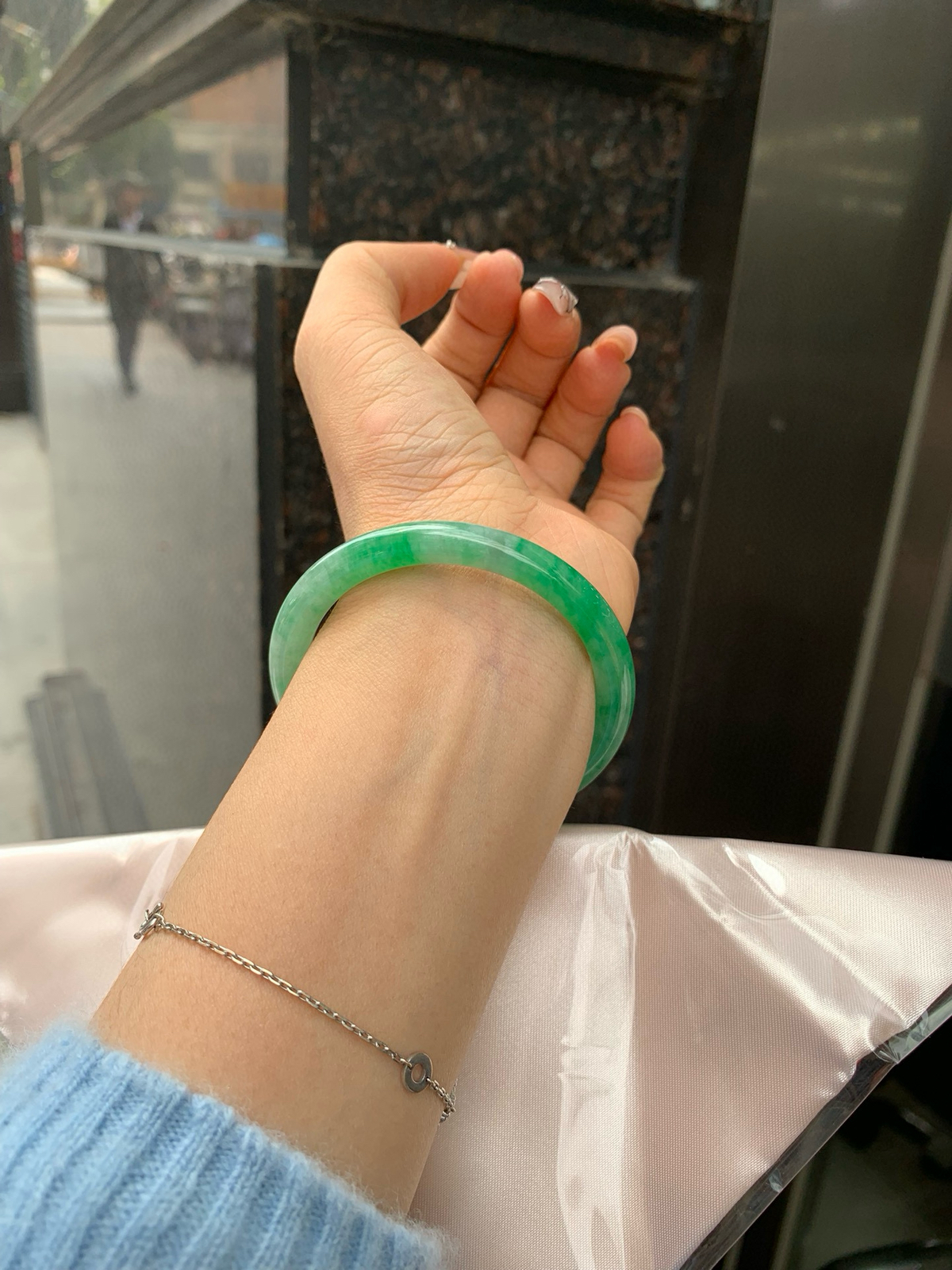 阳绿花美人条52.3-7.2-7.1底妆细腻，满圈阳绿飘花，鲜艳青翠，色泽均匀分布，举手投足之间散发出来的贵气感