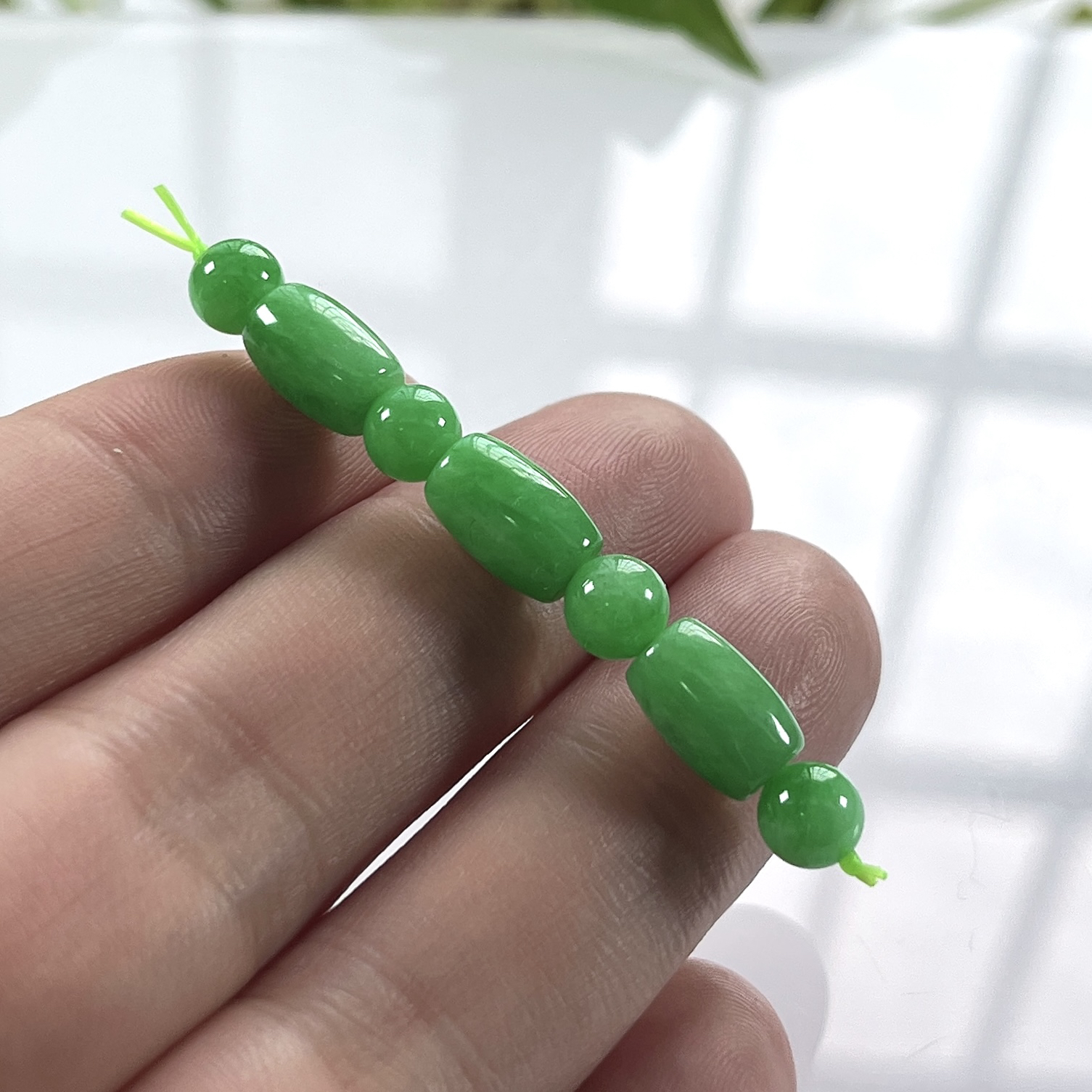 缅甸天然翡翠A货，冰润满绿阳绿散珠一份7颗，尺寸：路路通取一：10.5/6.8（直径）mm/3颗，圆珠：6.2mm/4颗，重量：4.91g