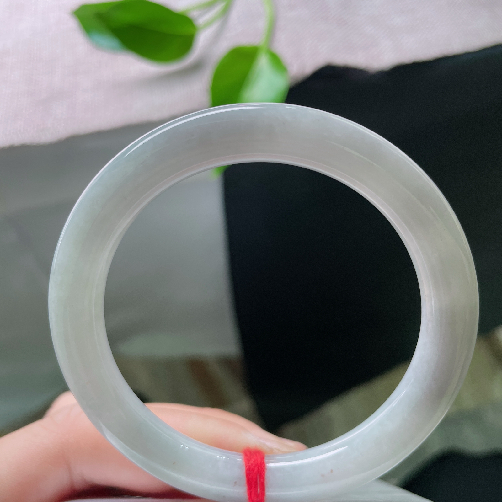 55.1/8.3，浅绿底圆条，水头好，质地莹润细腻，佩戴斯文秀美，无纹裂