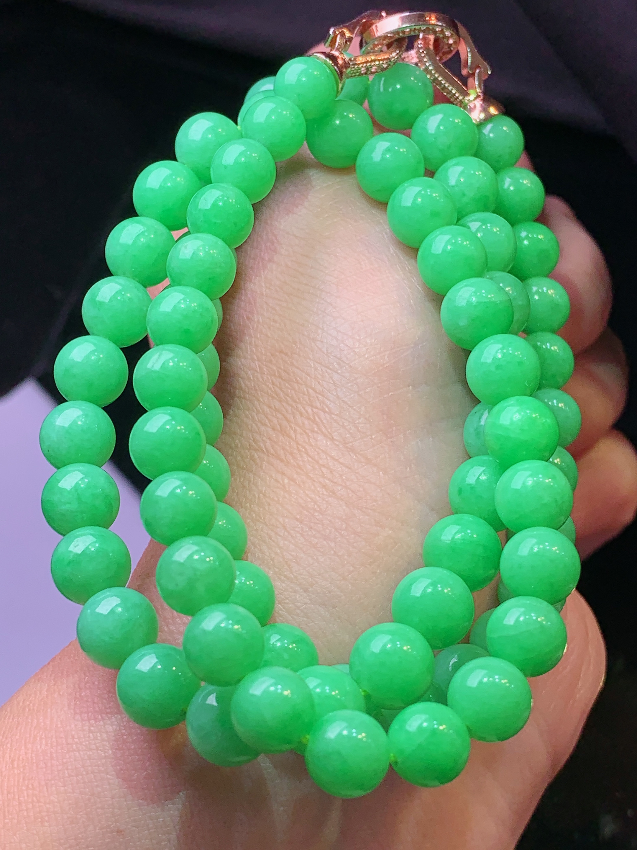 翠绿圆珠项链 玉质细腻 色泽艳丽清新 水润亮眼 整体尺寸7.5h3