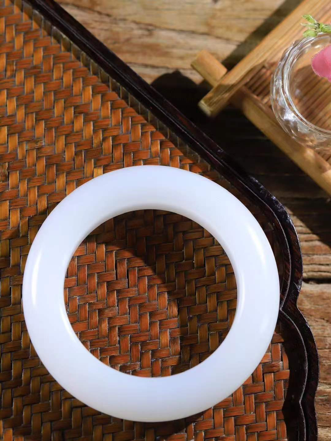 【花样年华·手镯】

收藏传家级臻品和田玉白玉手镯，质地油润细腻，色泽高贵典雅，镯型古朴典雅。在诗情画意的雨巷相遇，你是我腕间的一抹风情，有你眸有深情，清风荡漾湖间静水，我愿俯身低眉，在烟波涟漪处，寻你深情倩影。内径52mm尺寸15.3-12.7mm 重95.6克fDT-78383141